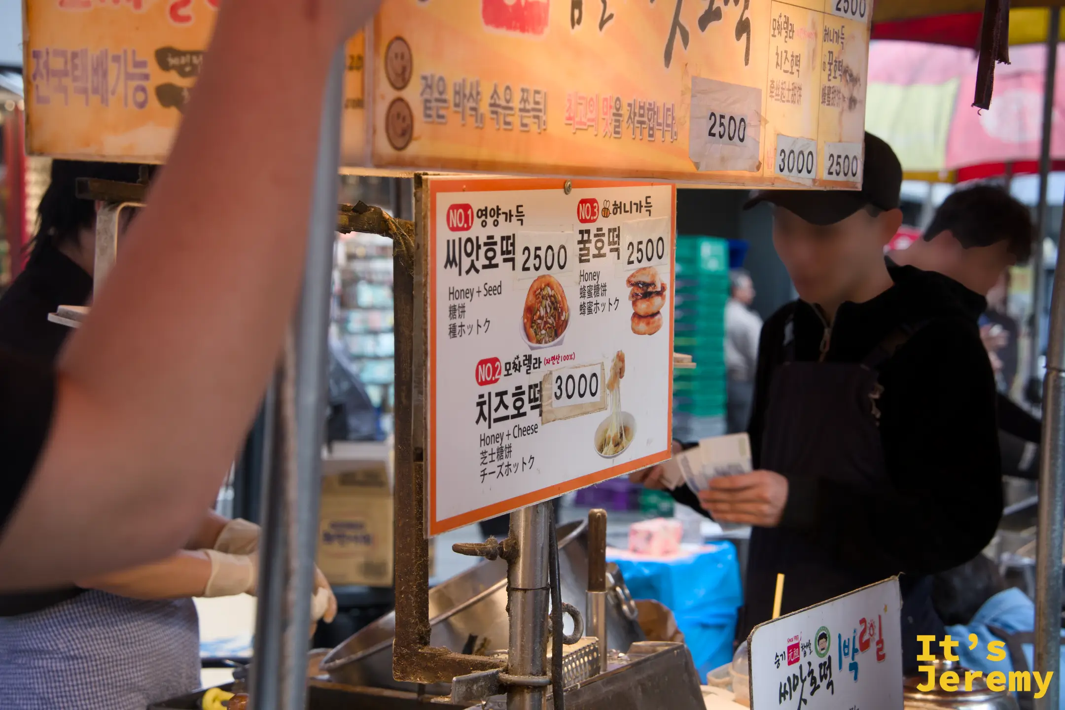 아저씨씨앗호떡菜單板，三種口味與價格清楚標示