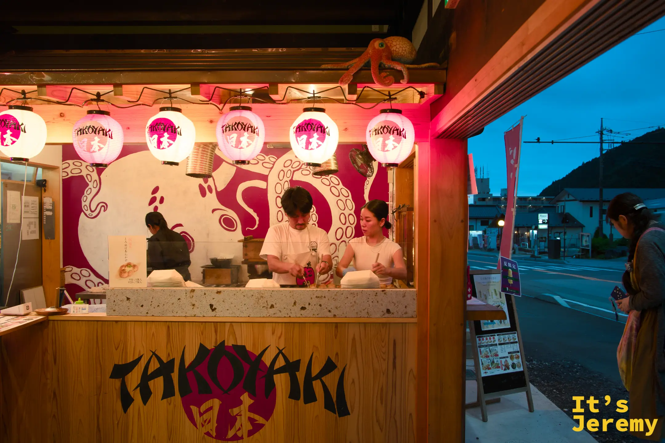 Takoyaki Japan 店內全景，工作人員製作章魚燒，五個紅燈籠懸掛