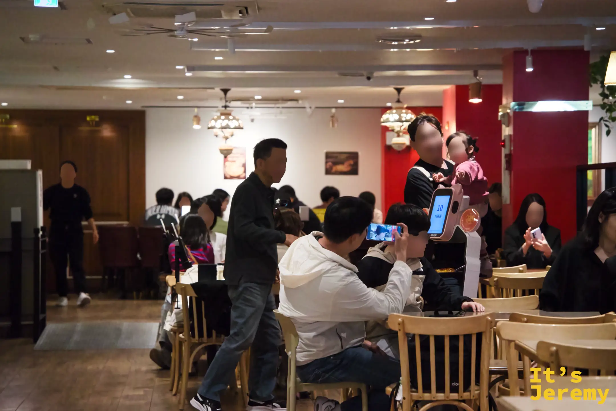 二樓用餐區，入座率高，家庭客和年輕族群都有，氣氛熱鬧但不吵雜