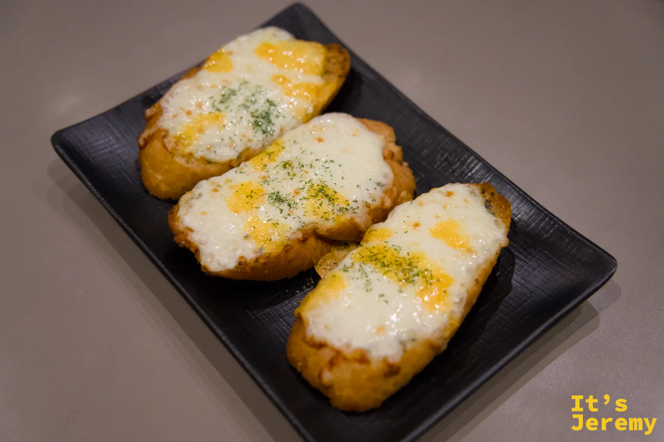 갈릭버터 브레드 三片裝，起司融化焦黃、邊緣酥脆，一上桌香氣就先衝出來