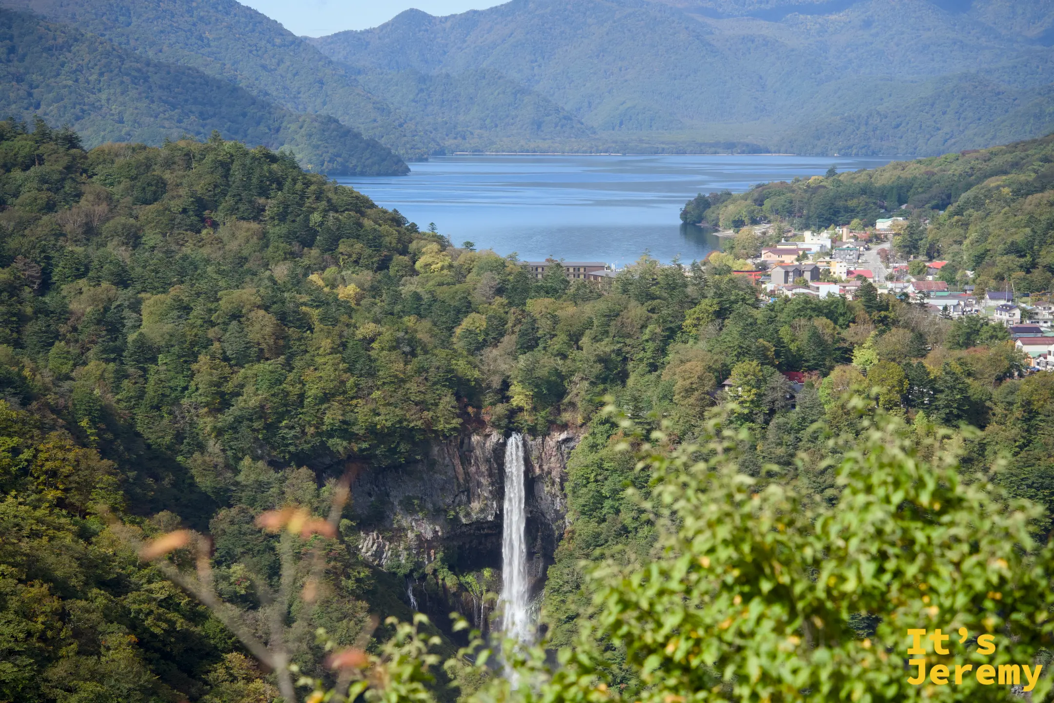 展望台全景，視角稍有不同，可見湖岸聚落細節