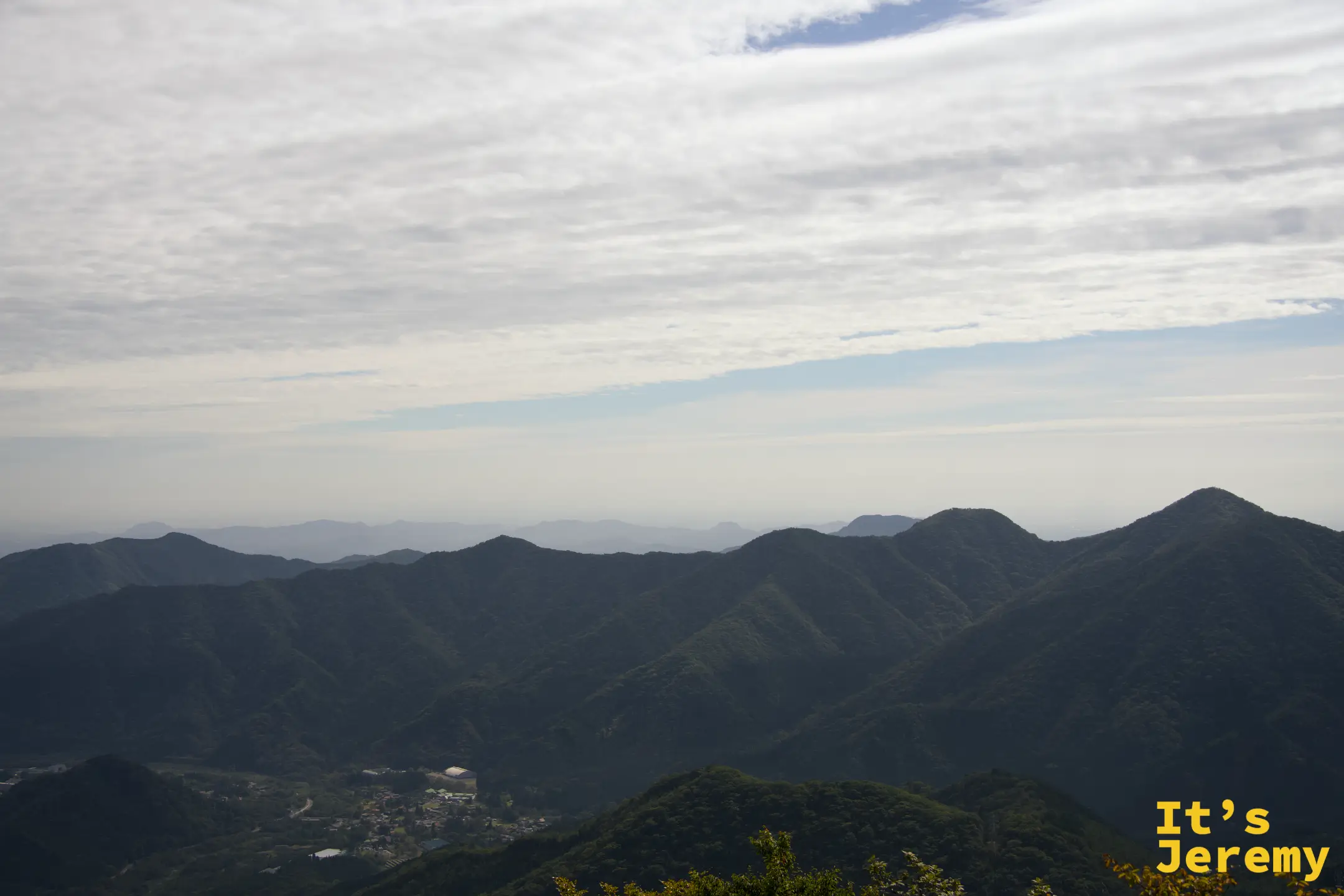 從展望台遠眺，連綿山脈向遠方層疊延伸，關東平野隱約可見