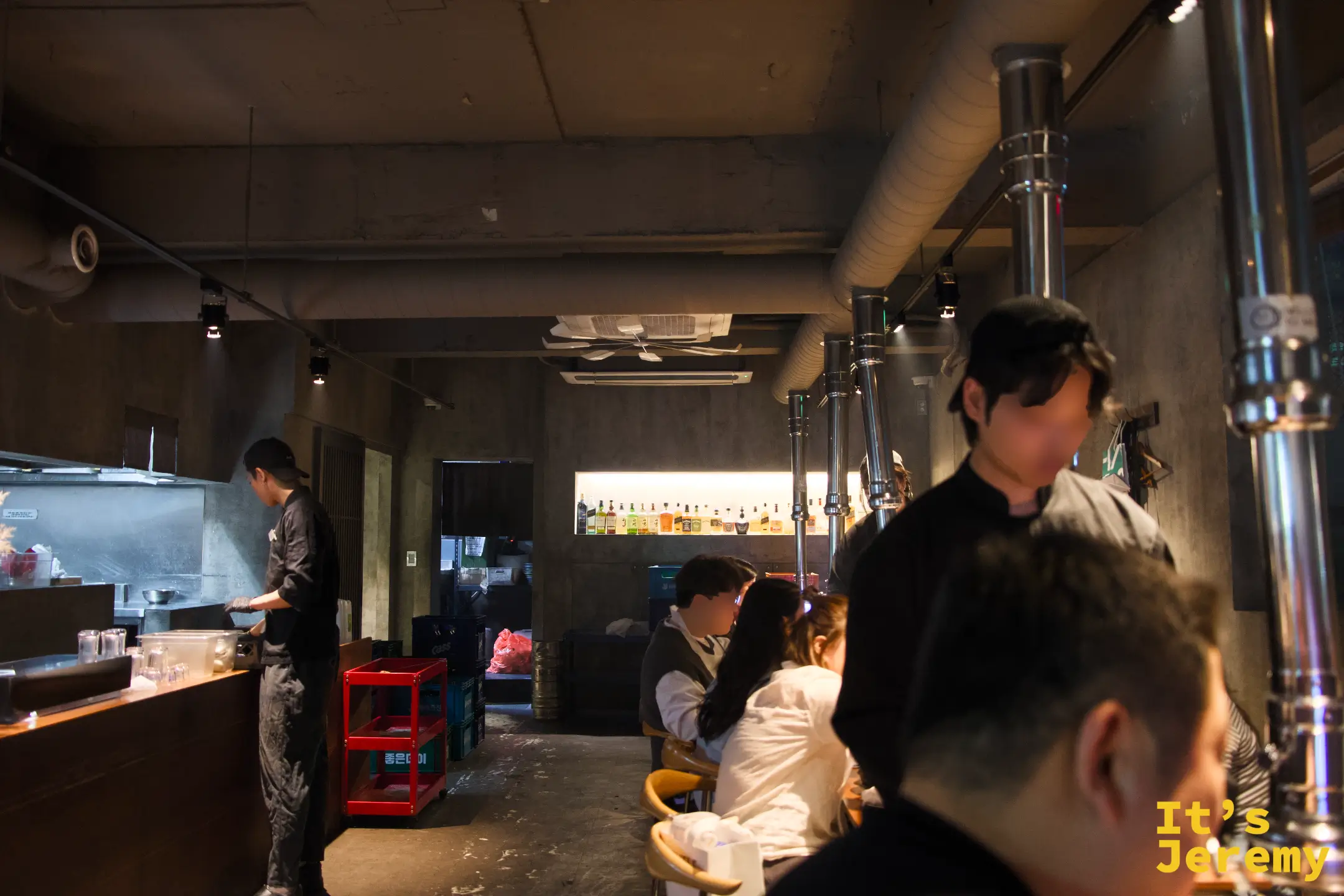 雪夜覓內部空間：裸露水泥牆與工業感管線，小而精緻的用餐氛圍