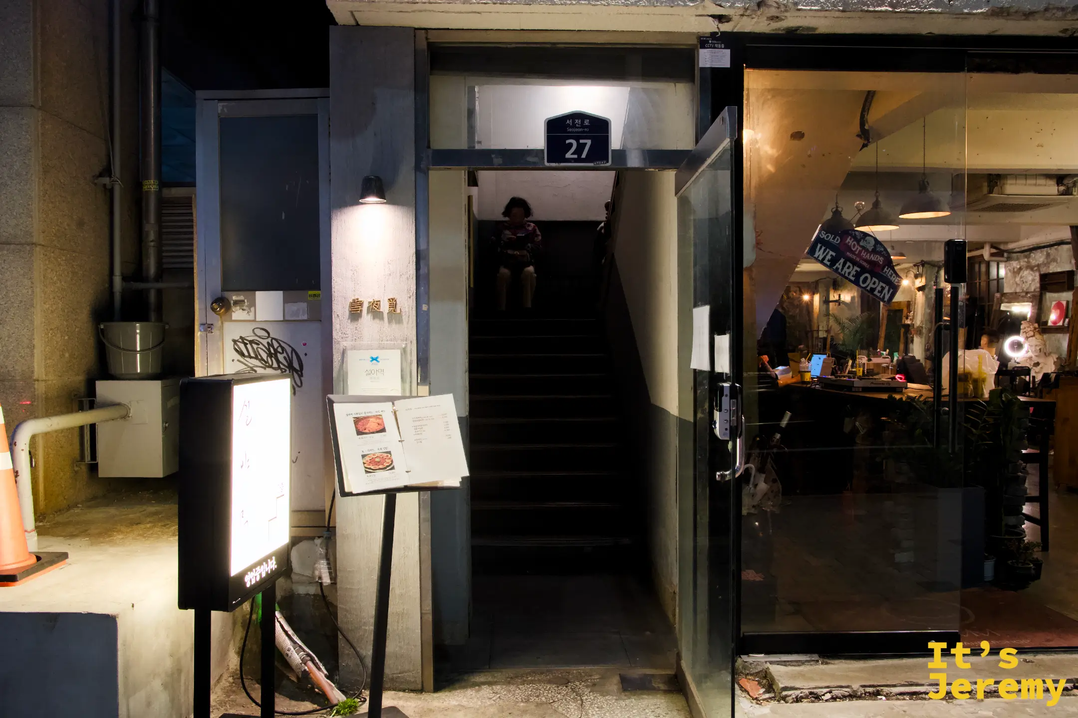 釜山서전로 27號，設아먹就在這棟建築的二樓，從街邊即可看到店招