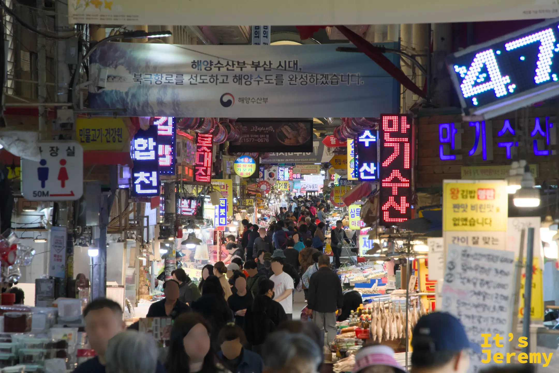 釜山부전시장走道，霓虹招牌與人來人往的早晨市場氛圍