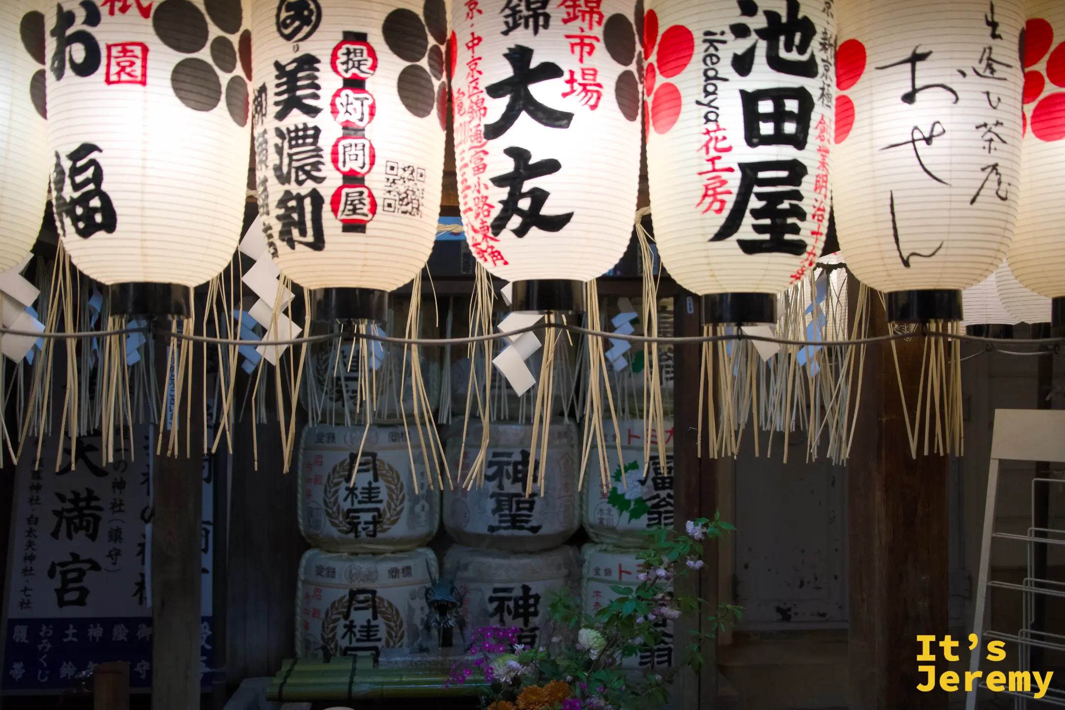 錦天満宮的奉納燈籠與神酒奉納桶