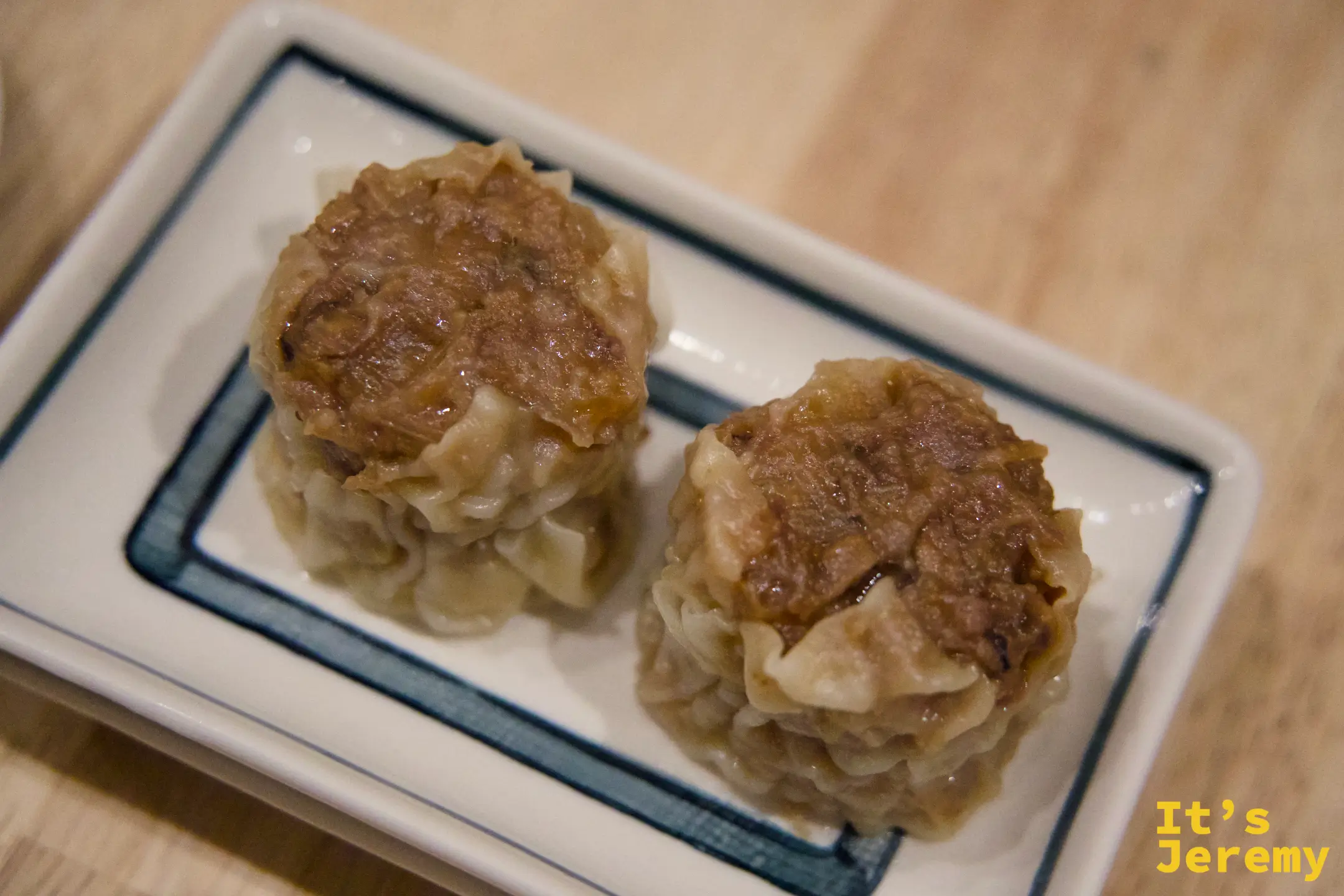 兩個飽滿圓潤的自家製焼売，盛在白瓷盤上