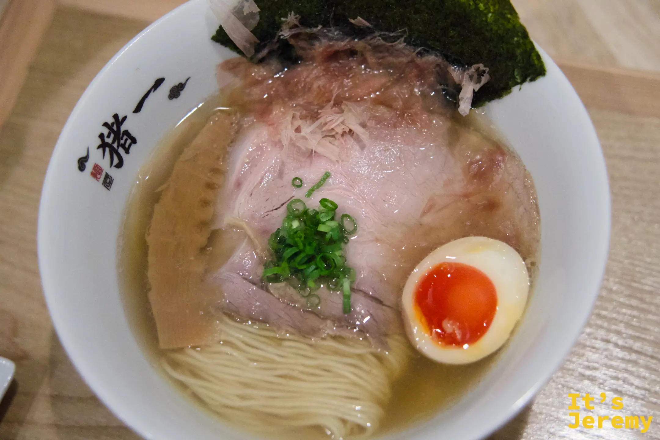京の都もち豚ちゃーしゅー追い鰹そば白醤油，粉嫩叉燒浮在清澈湯面