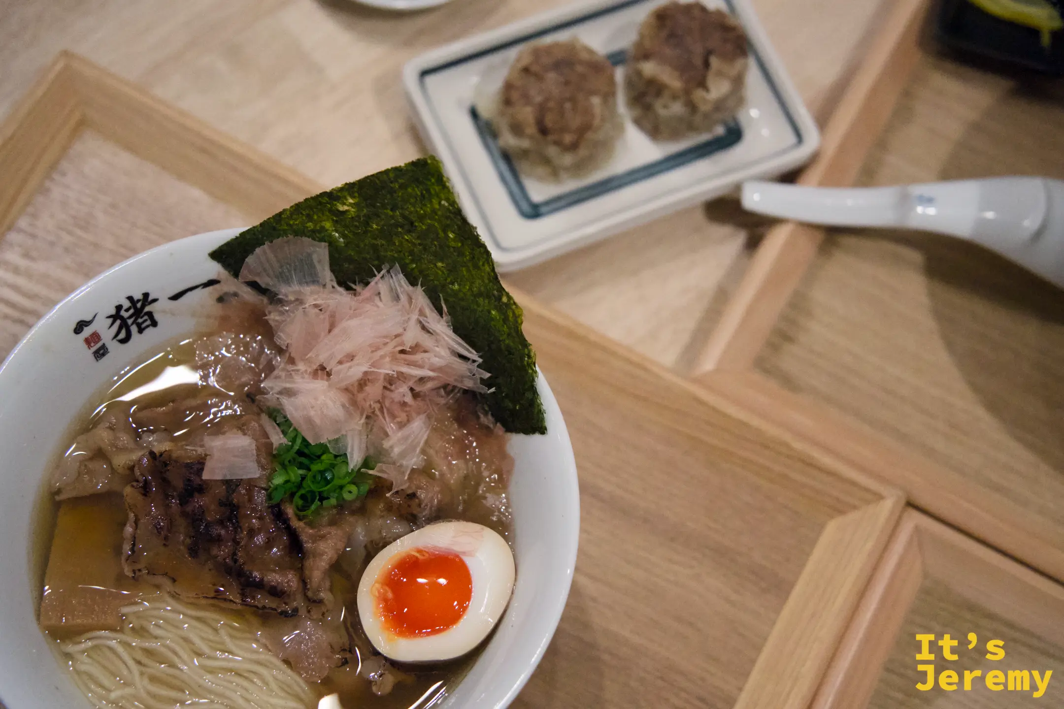 炙燒和牛黑醤油拉麵搭配自家製焼売，一字排開的桌面全景