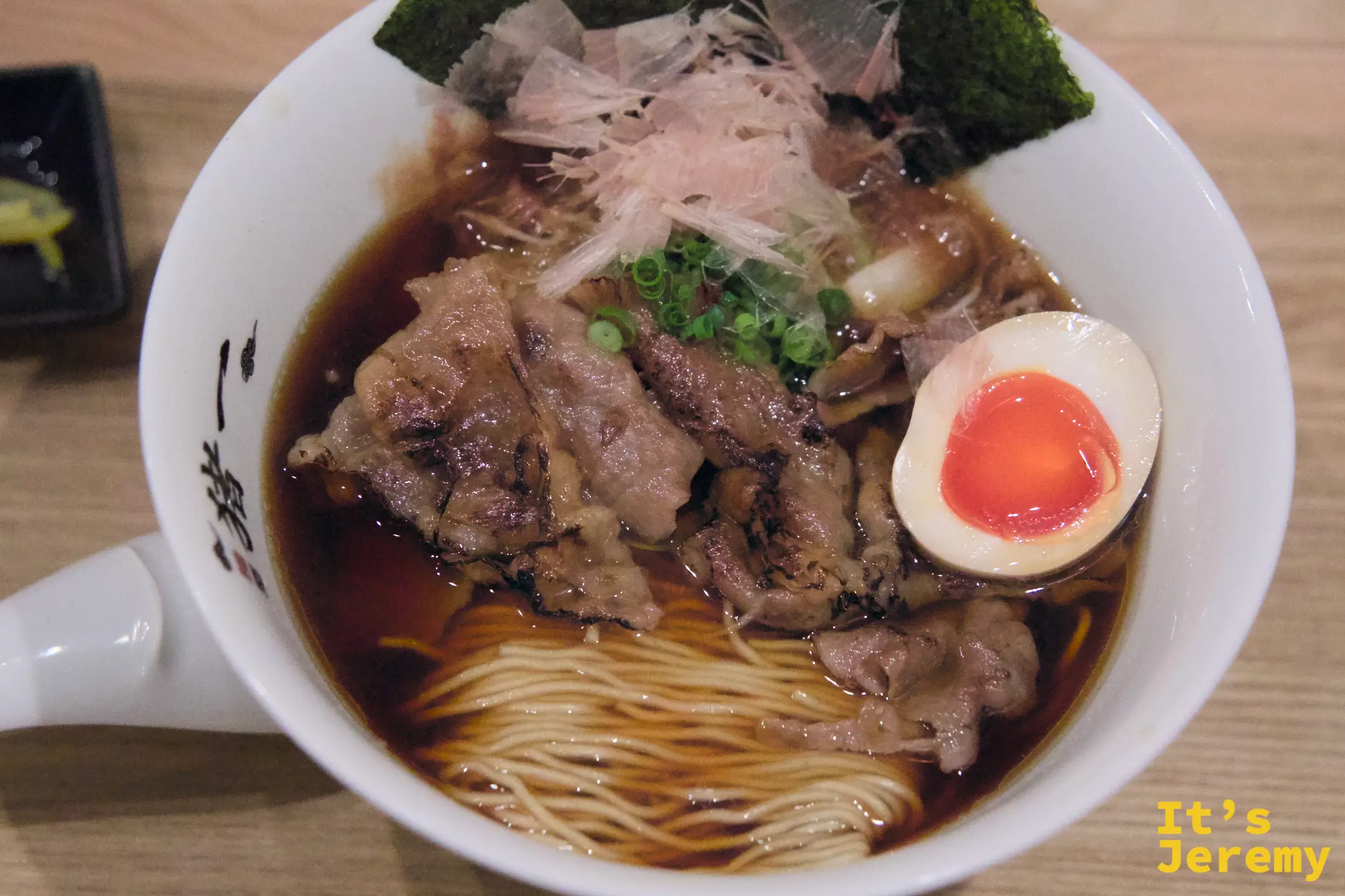黒毛和牛A4炙り和牛の追い鰹そば黒醤油，琥珀色湯底配炙燒和牛