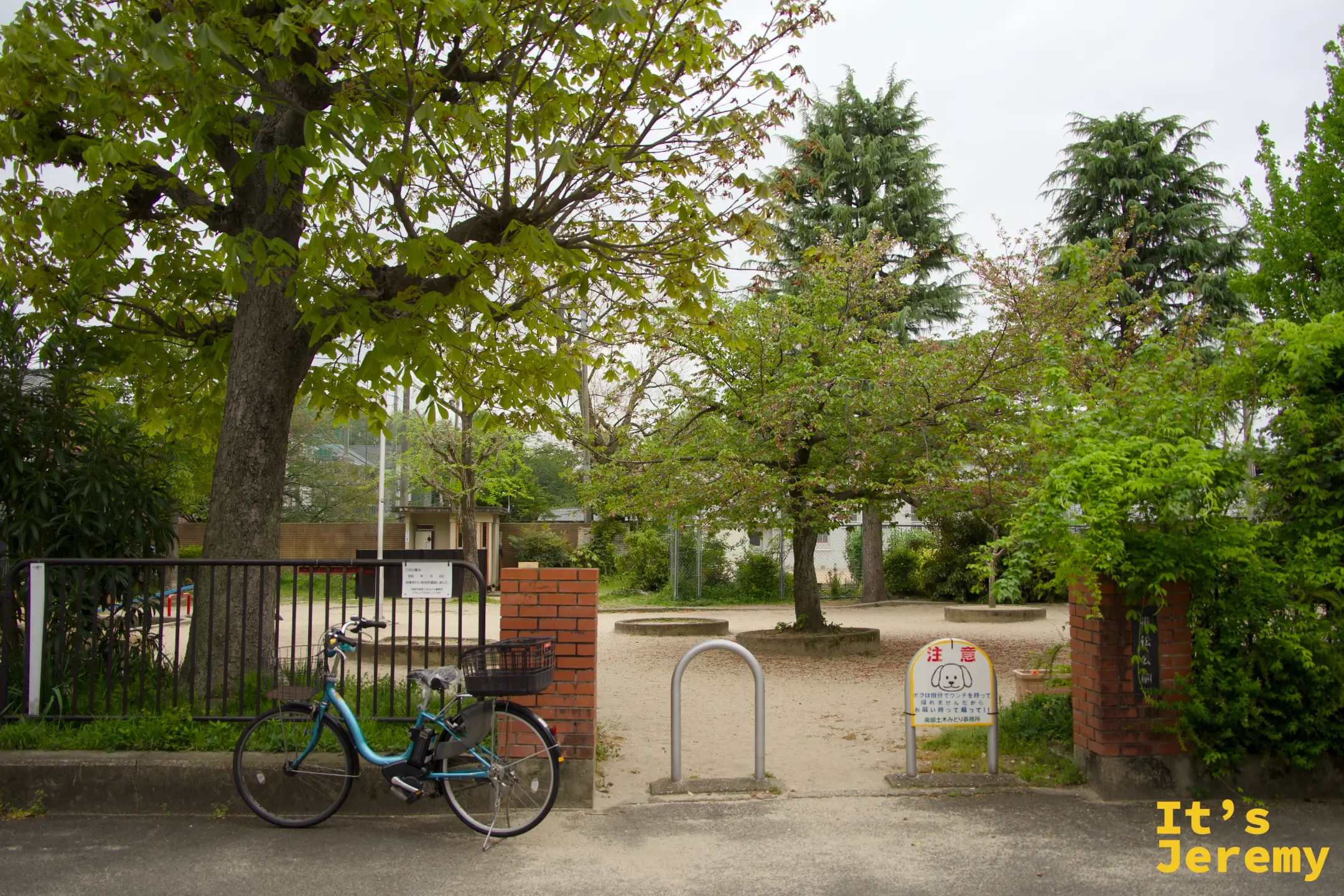 Walden Woods Kyoto 周邊的清晨街景，老屋磚牆與曬衣竿形成生活感