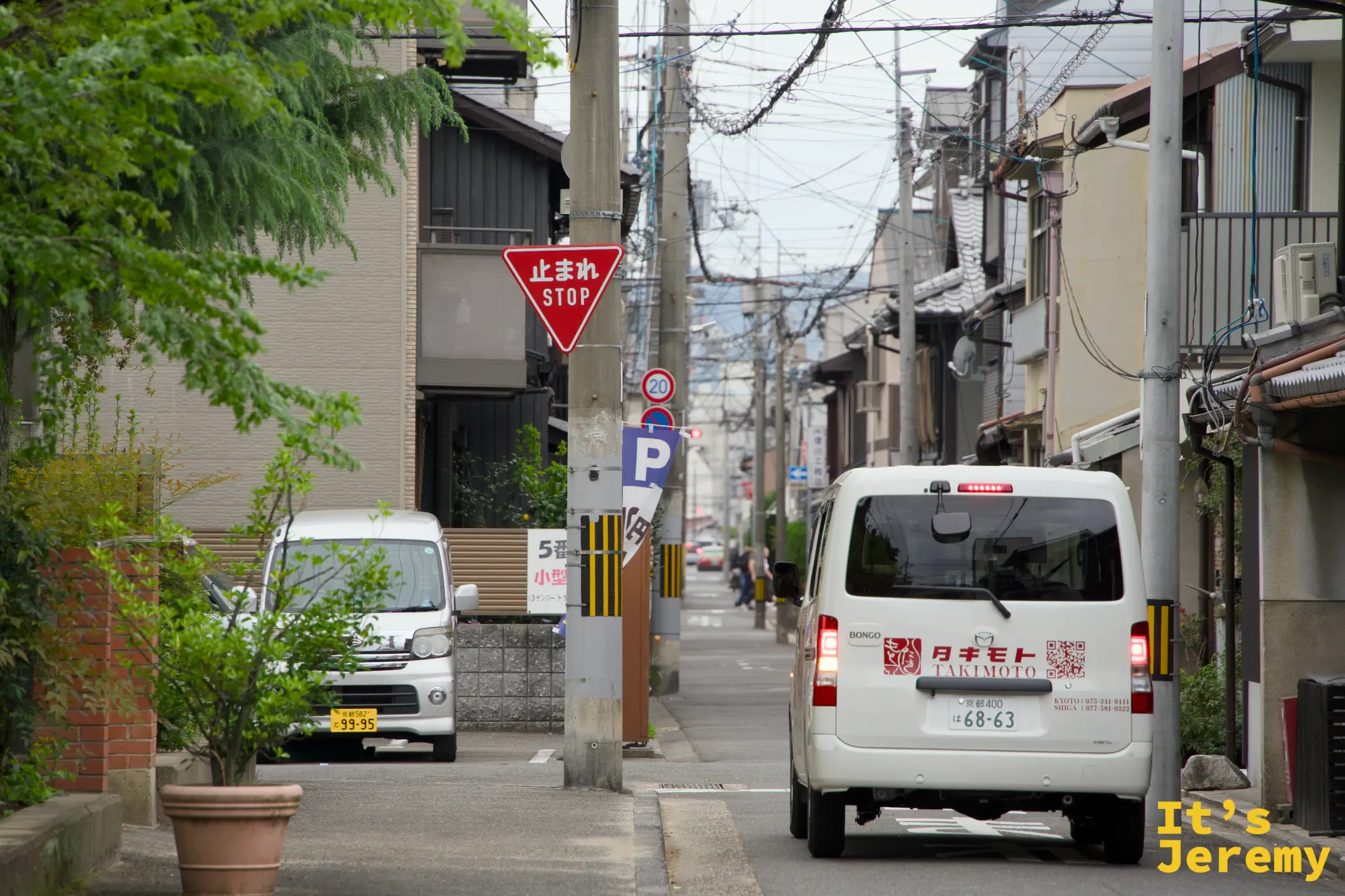 咖啡廳附近的京都民宅街道，早晨的光影落在石板路上