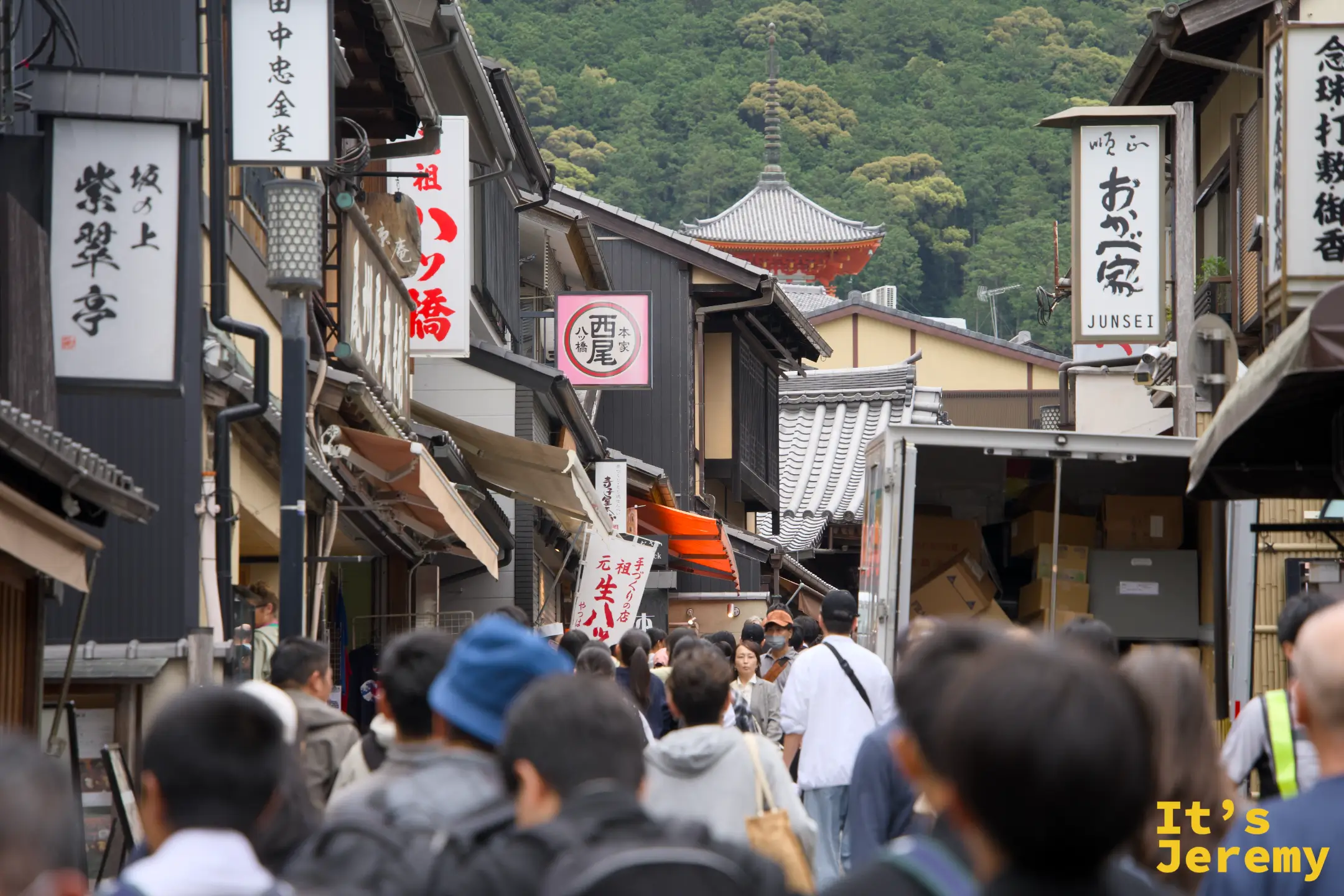 清水坂石板路，遠方可見清水寺塔尖從老街屋頂冒出