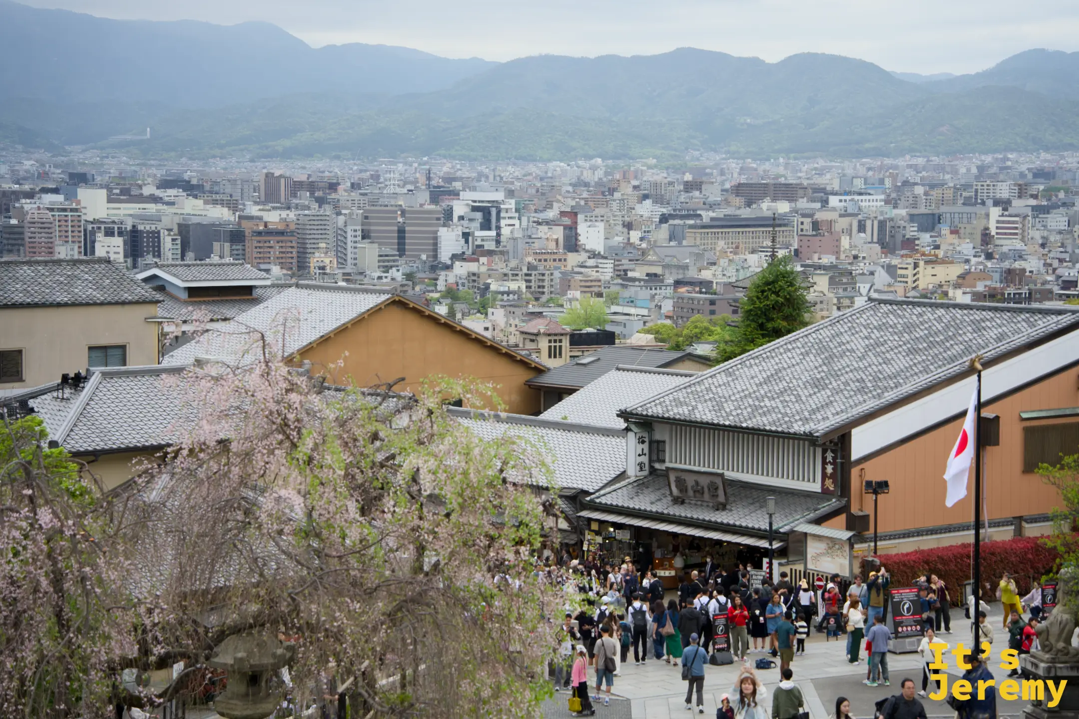 站在清水寺入口台階往回望，仁王門下方的參道與京都市景一覽無遺