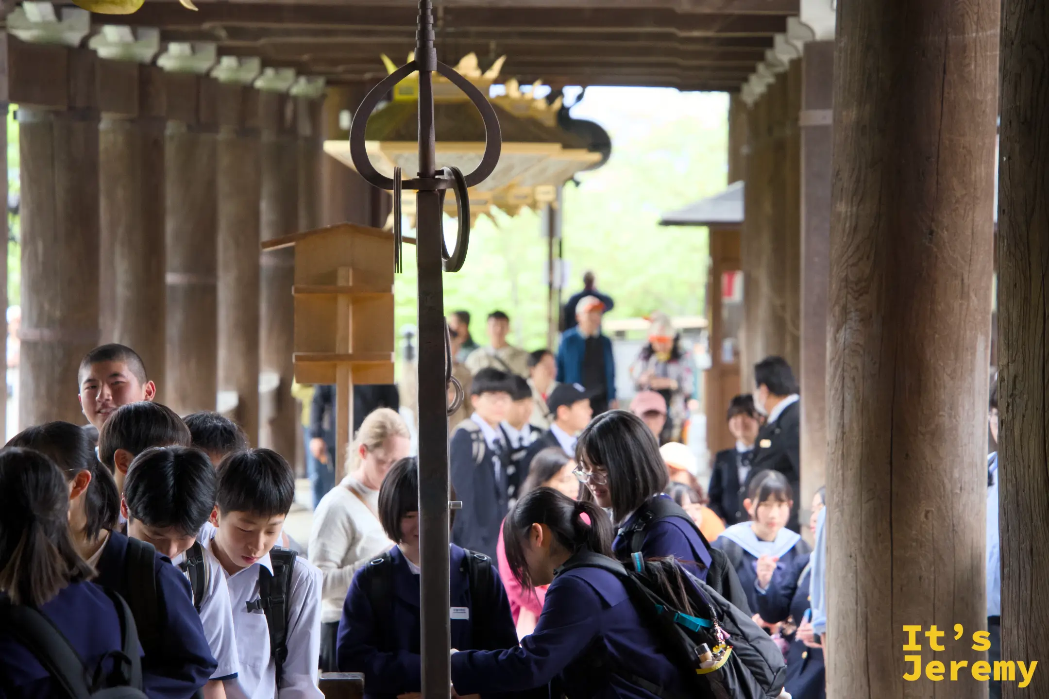 弁慶試煉：本堂廊道內的弁慶錫杖，遊客排隊嘗試舉起這根沉重的鐵杖