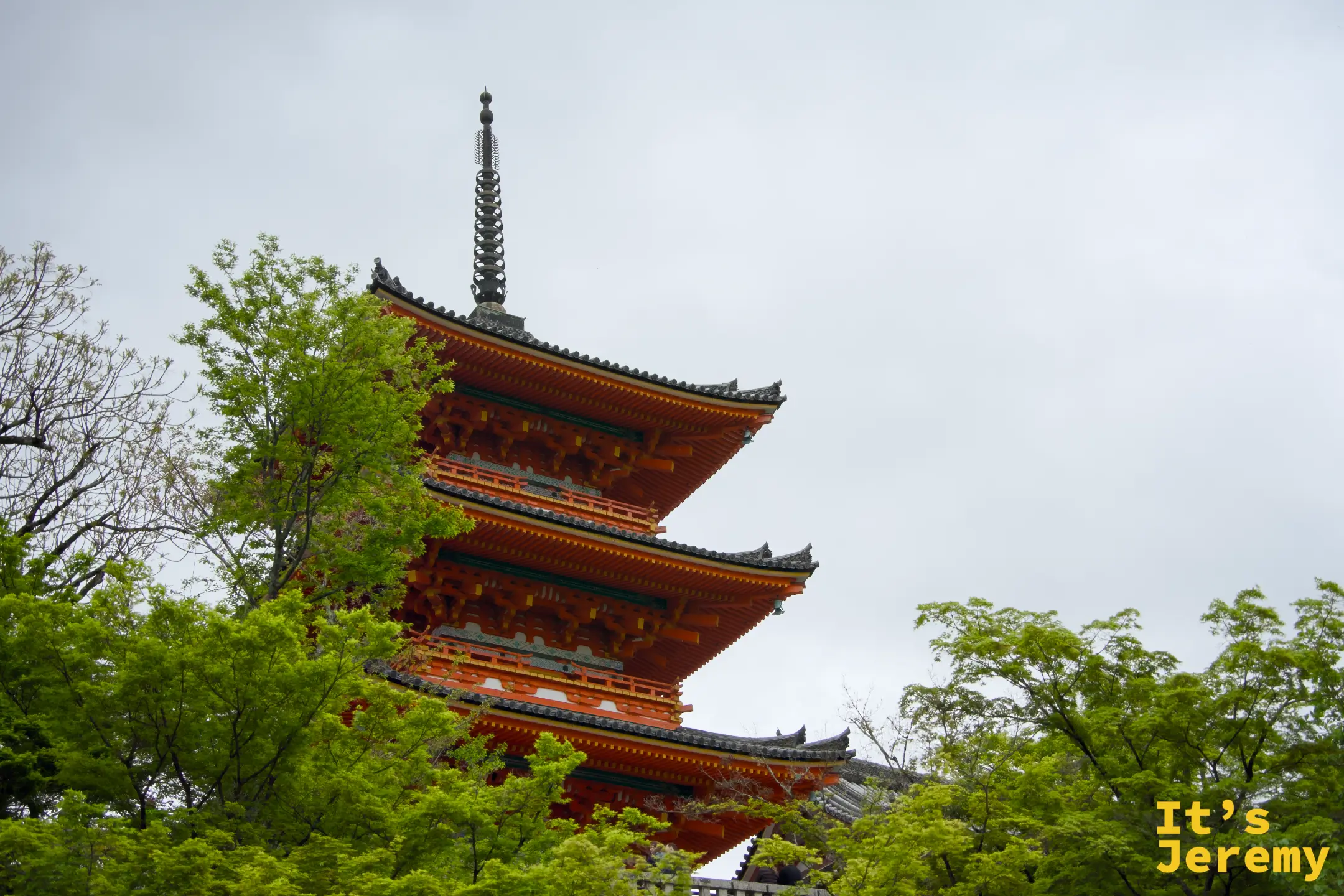 三重塔全景，被新綠包圍