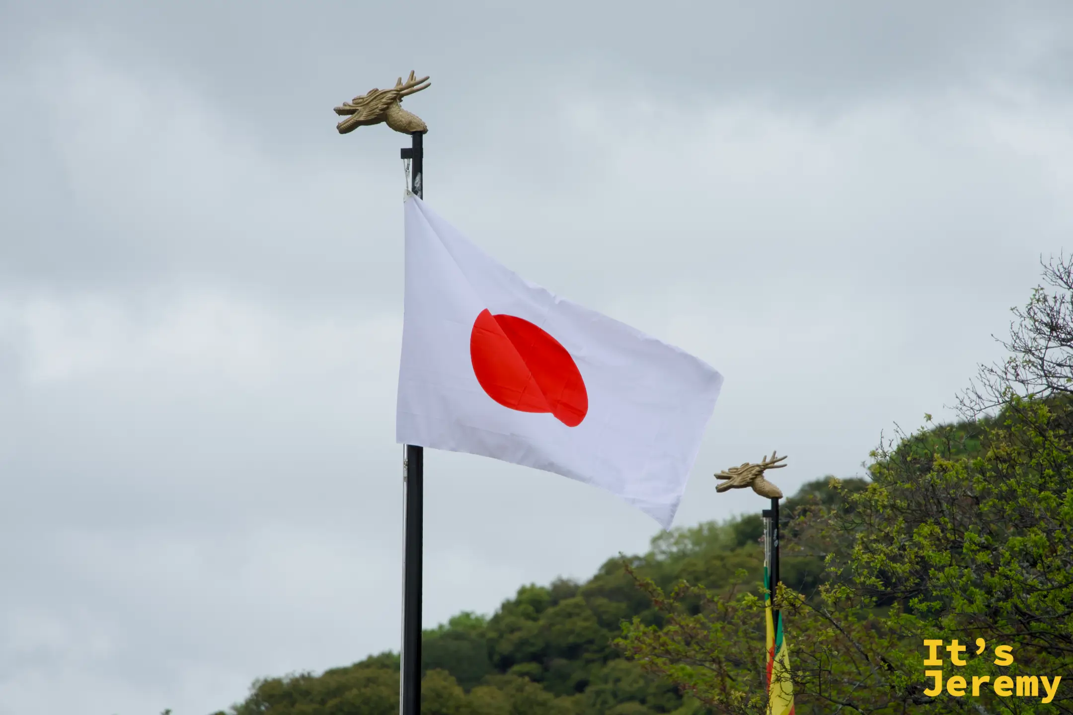 境內旗杆頂端的鹿頭裝飾，日本國旗迎風飄揚