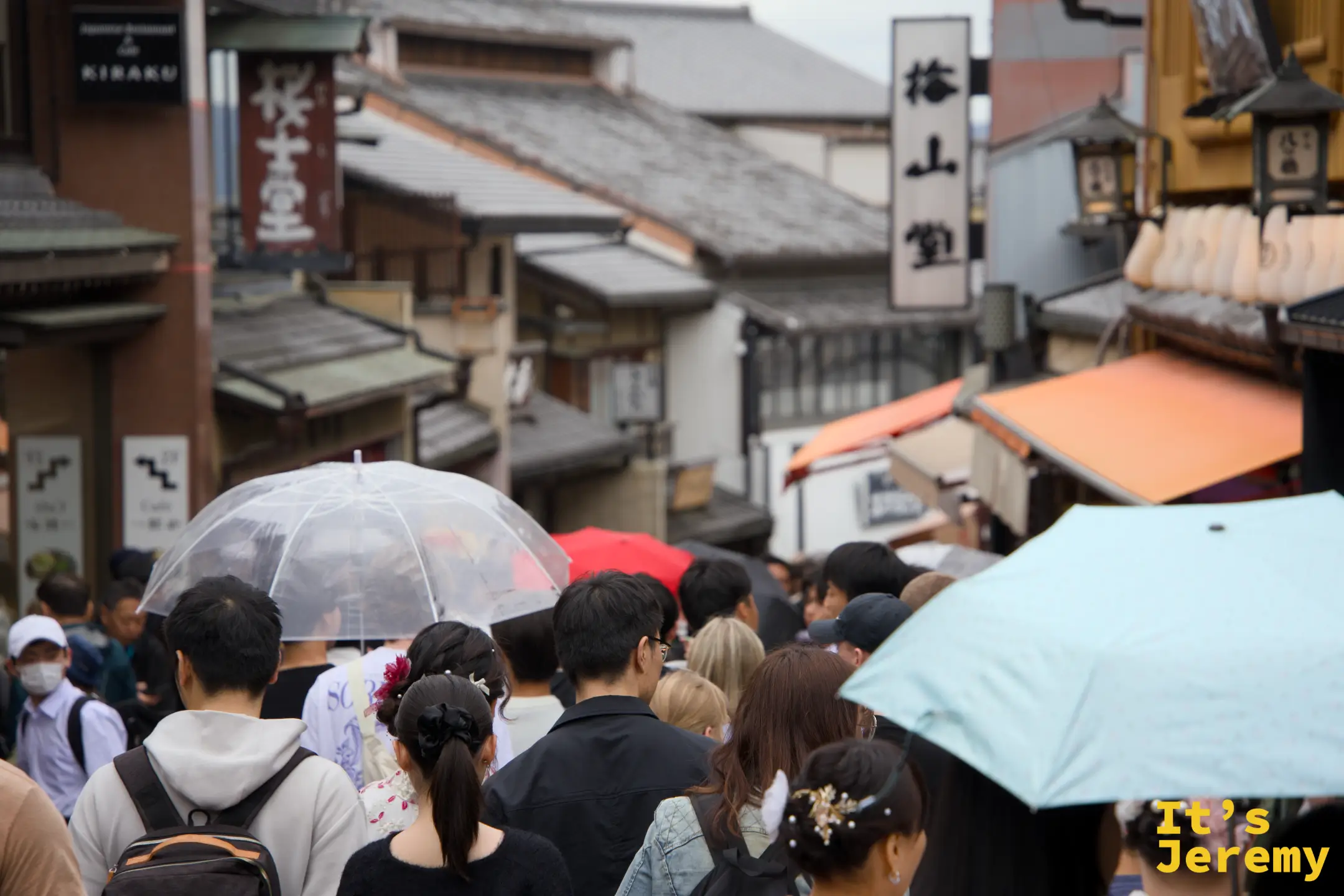 雨中的清水坂，撐傘人群比肩接踵