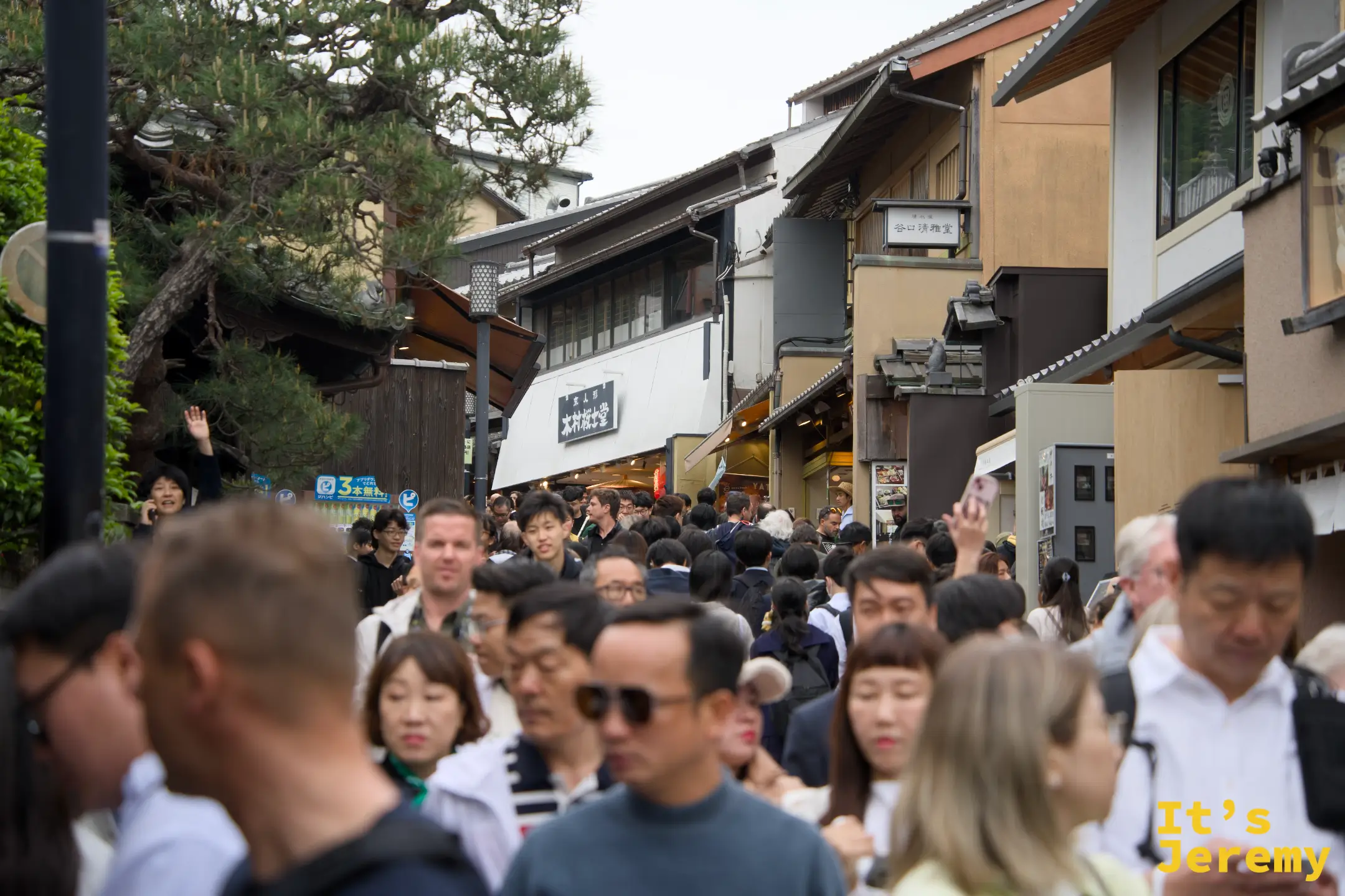 清水坂石板路人潮