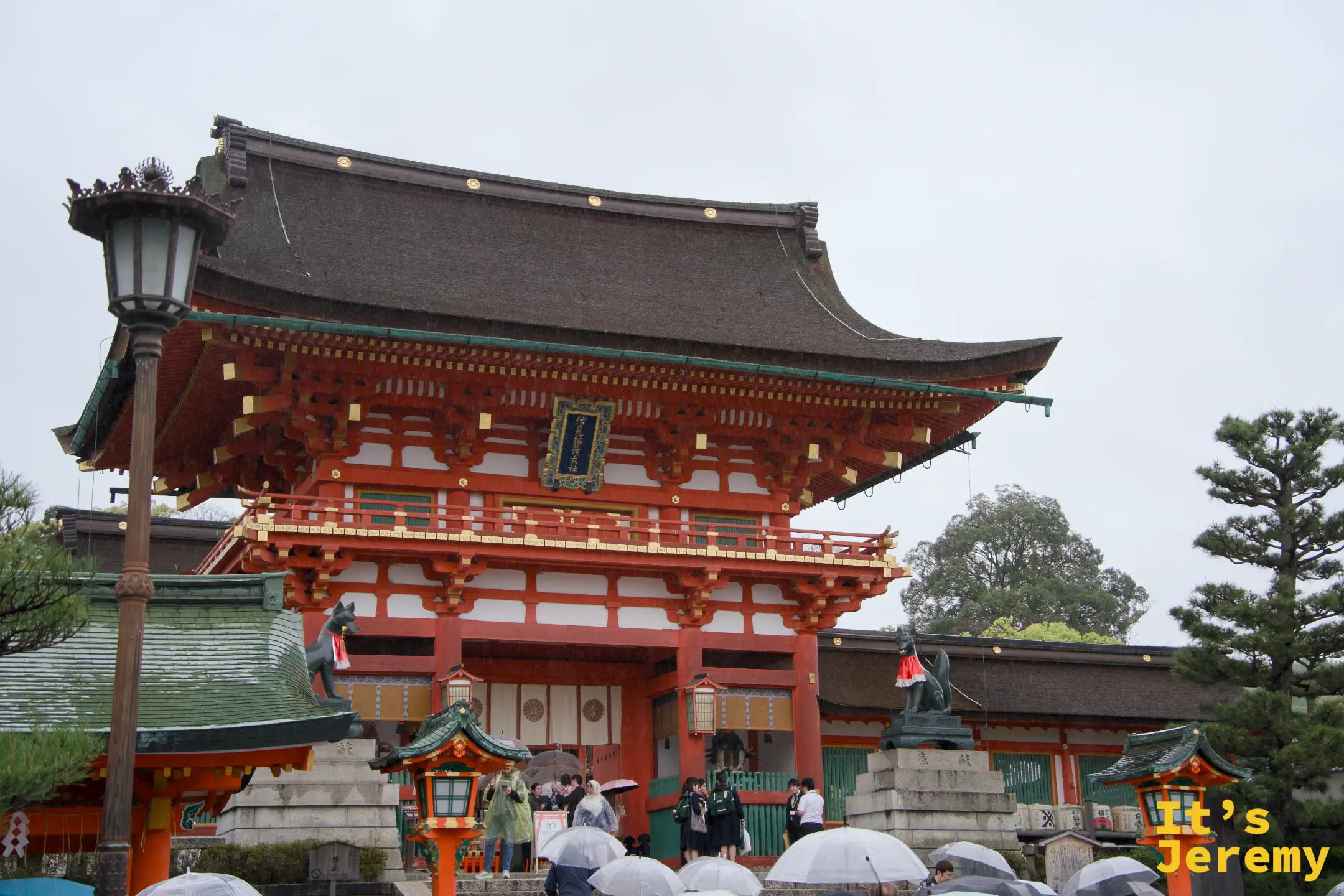 樓門（Romon Gate）正面全景，兩側有青銅狐狸神像守護