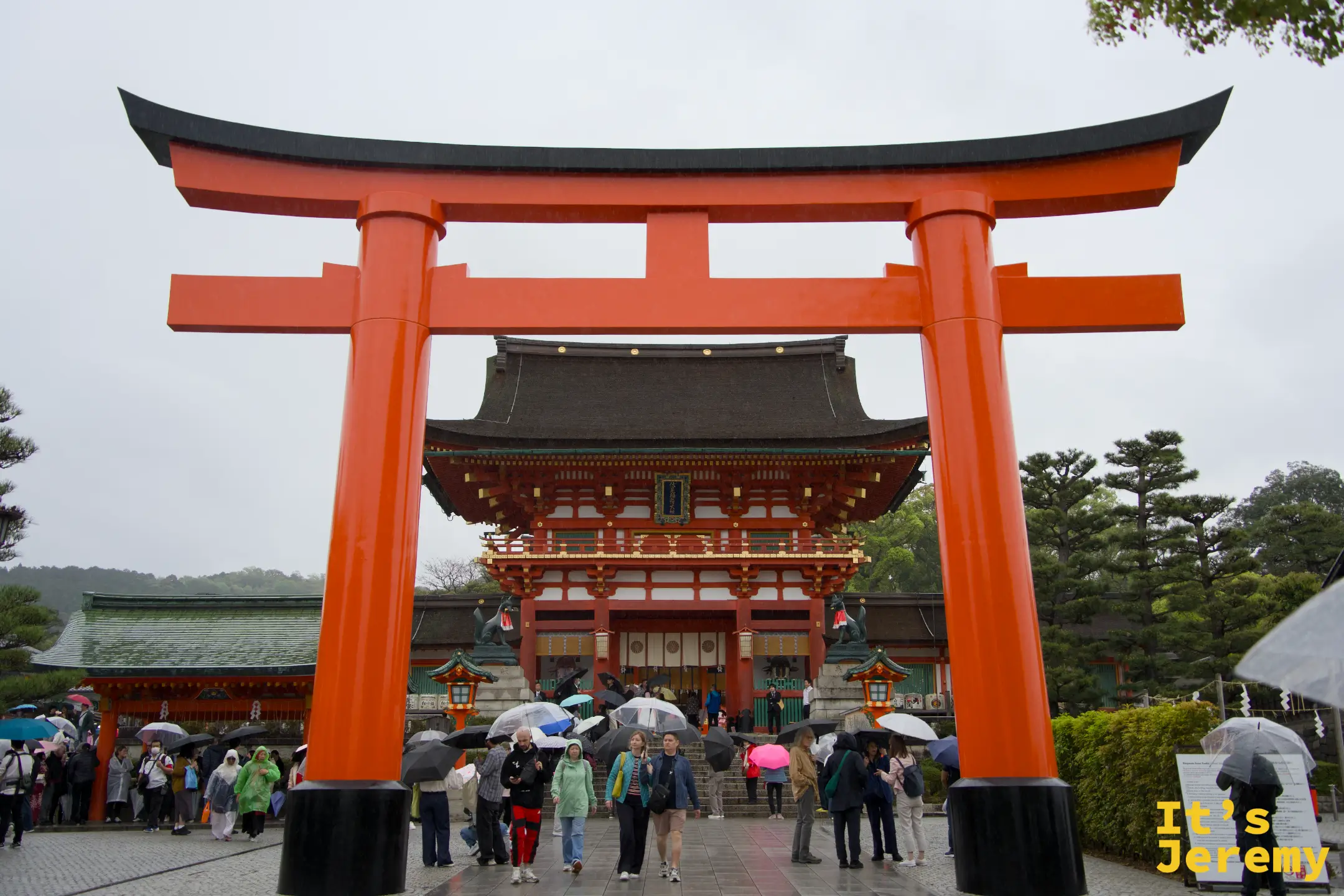 🇯🇵 京都景點｜伏見稲荷大社 Fushimi Inari Taisha 完整攻略：穿越萬座鳥居、雨中最震撼的朱紅色隧道