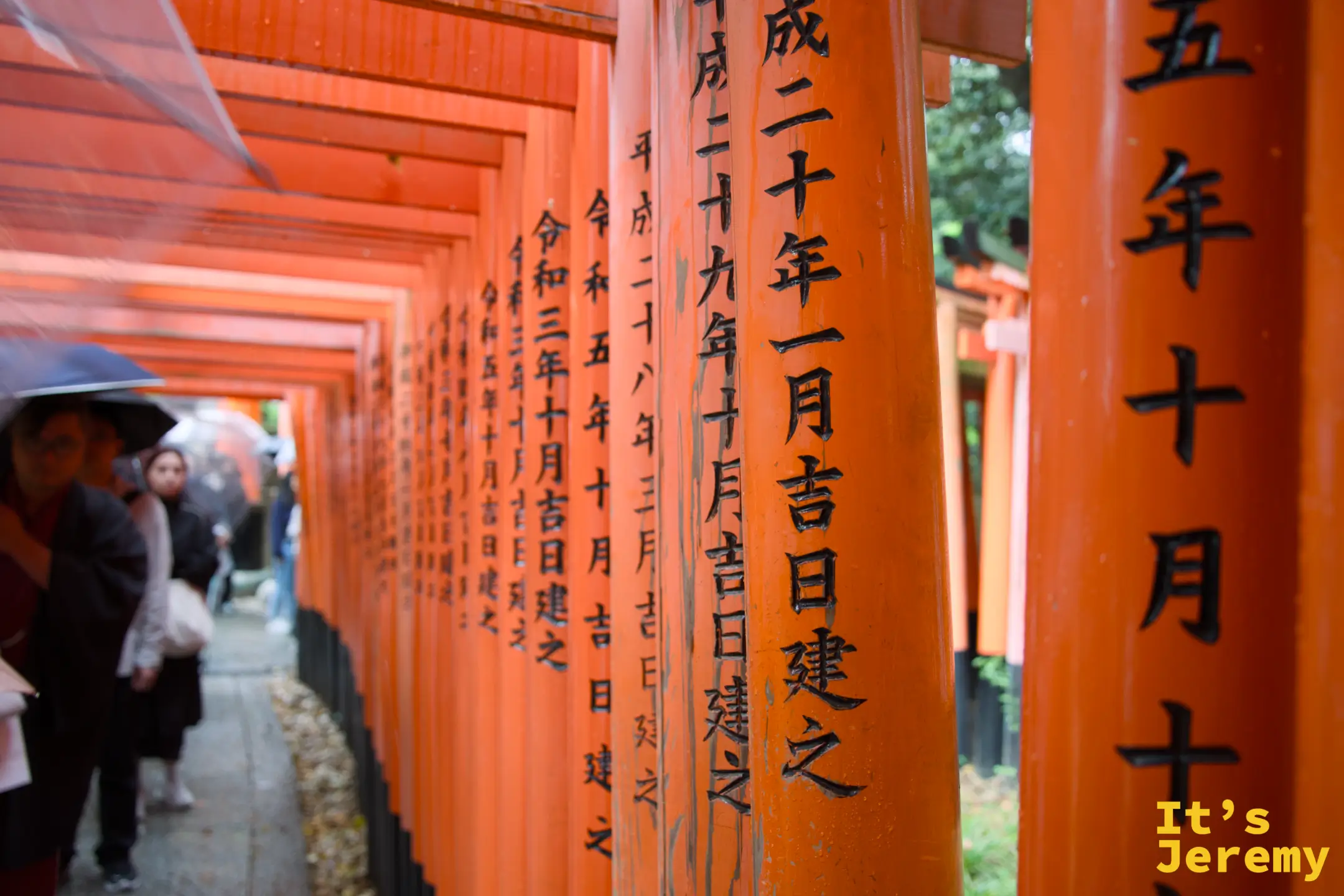 千本鳥居內的奉獻日期刻字，可以看到從平成年間到令和年間都有