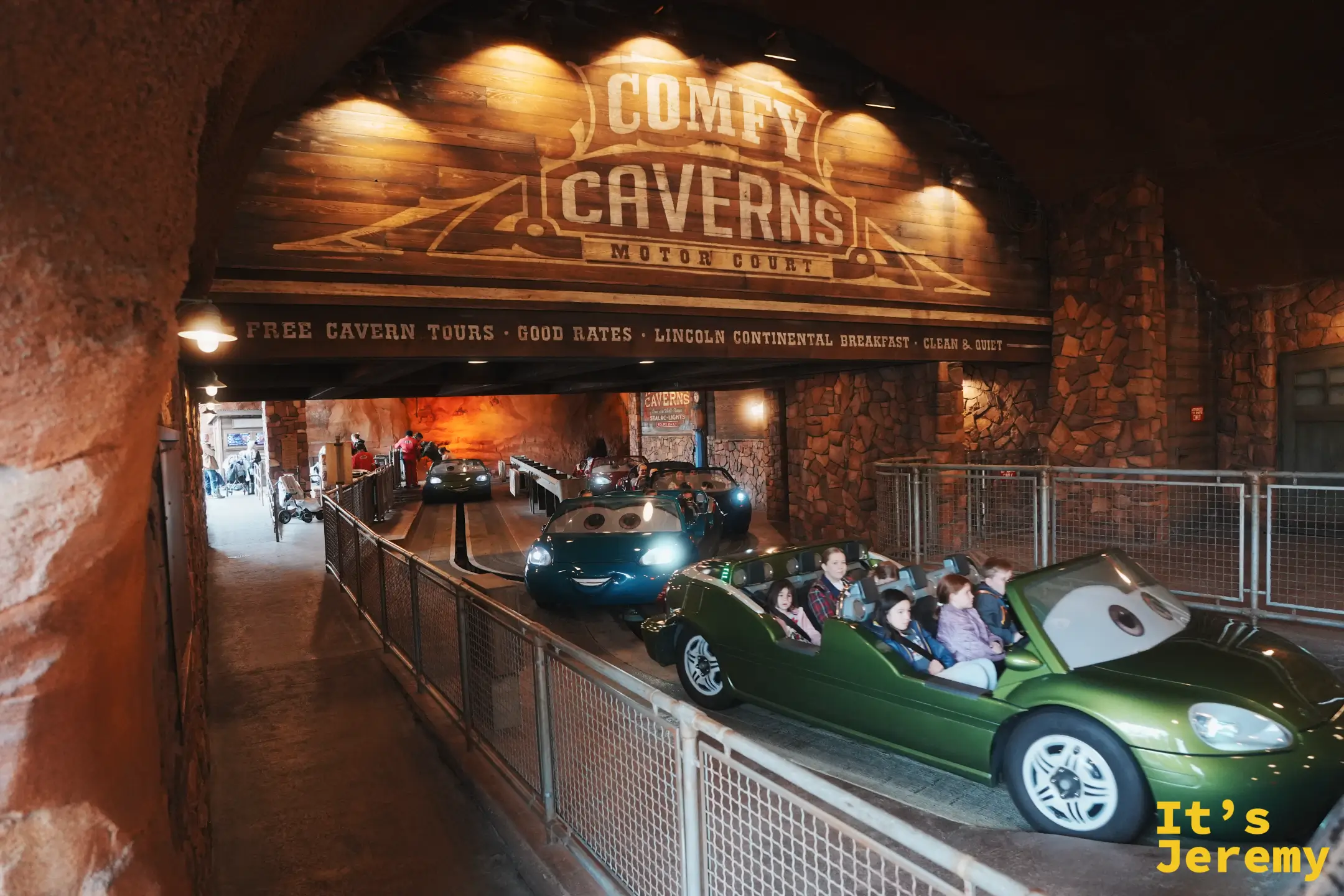 賽車總動員的 Comfy Caverns 場景，有笑臉的敞篷賽車載著遊客駛入岩洞
