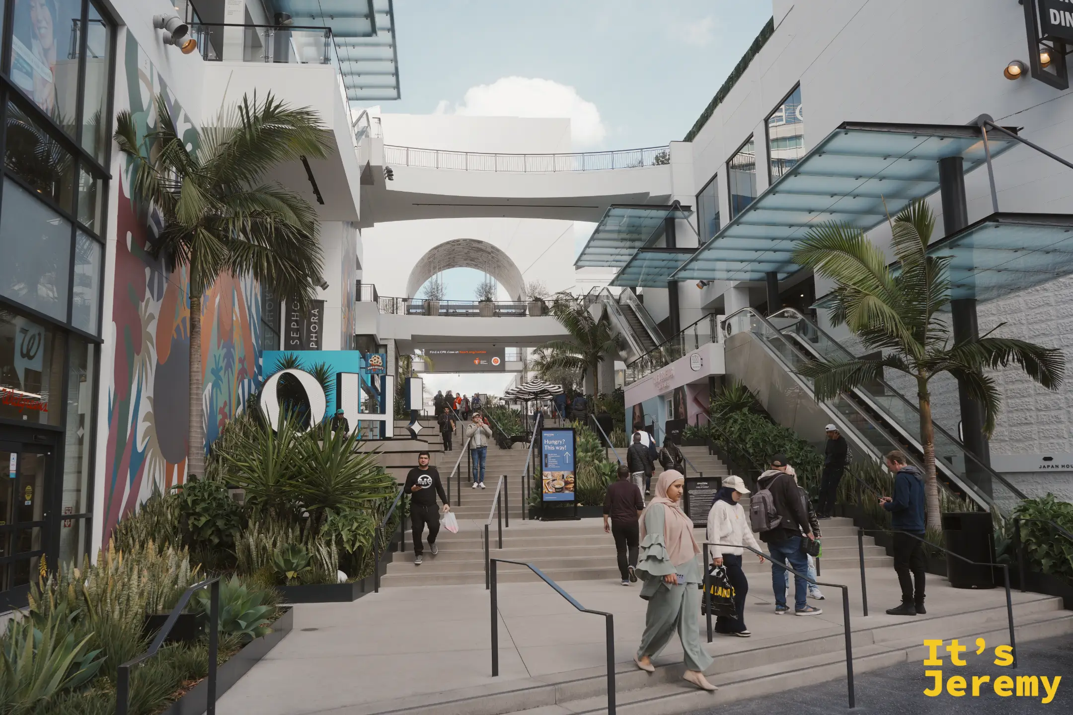星光大道核心地標 Ovation Hollywood 的開放式階梯與巴比倫拱門，兩側棕櫚成排