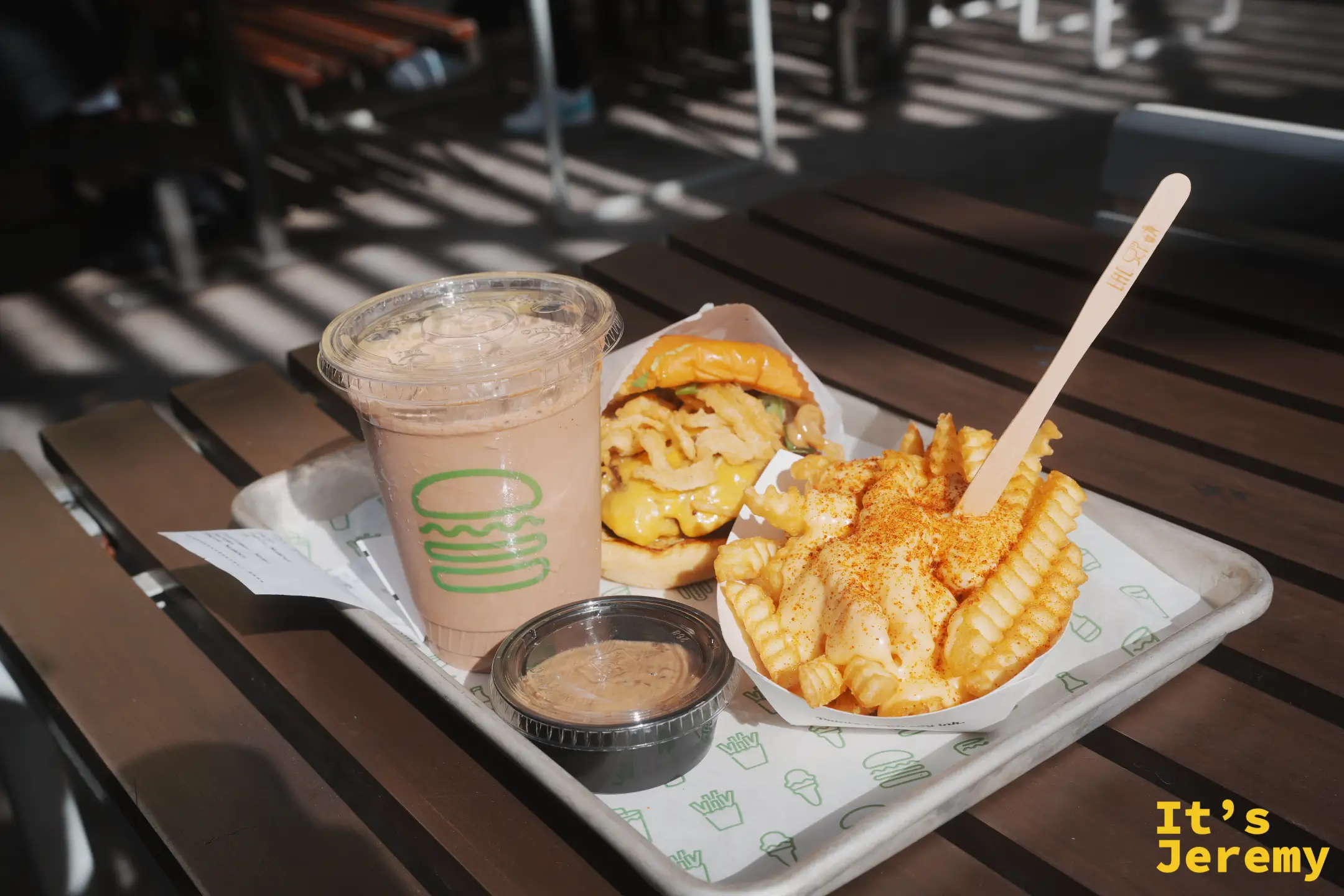 Shake Shack 的加州限定組合：巧克力奶昔、韓式 BBQ 漢堡與撒滿韓式辣粉的起司薯條