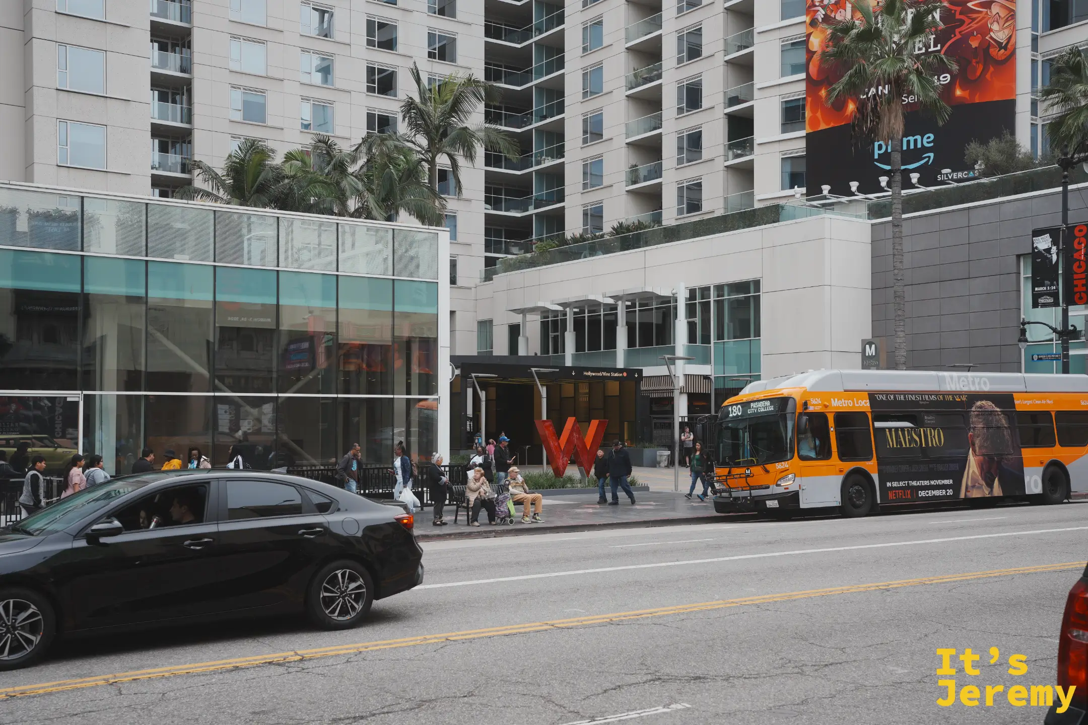 Hollywood/Vine 地鐵站外的紅色 W 地標與橘色 Metro 公車