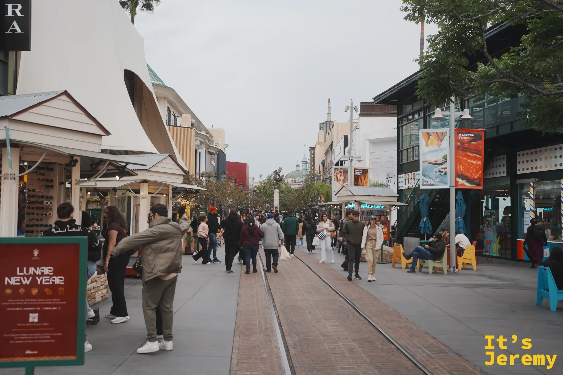 The Grove 主街的步行道、地面電車軌道與兩旁店家