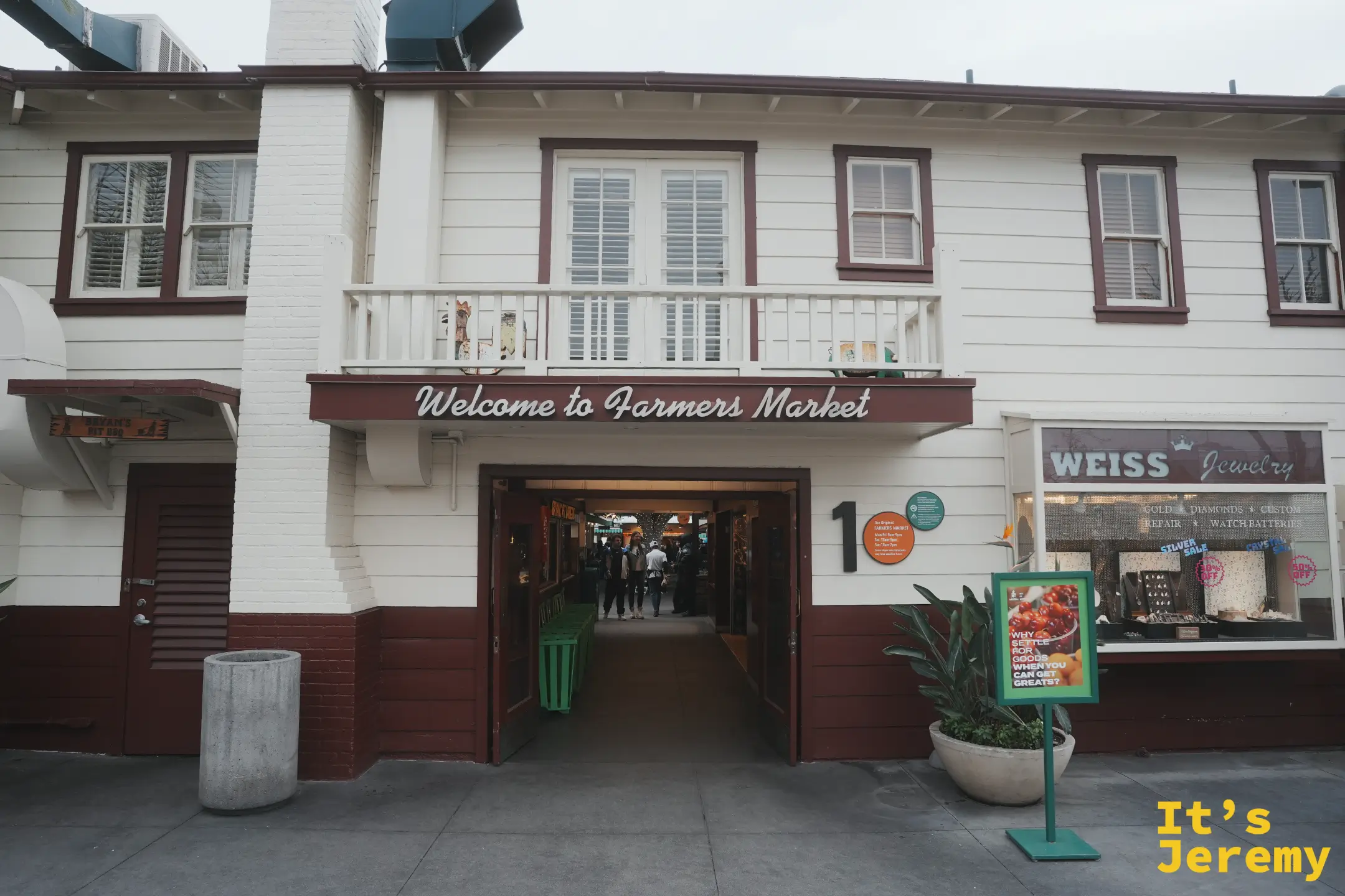 The Original Farmers Market 掛著 Welcome to Farmers Market 招牌的入口閘口