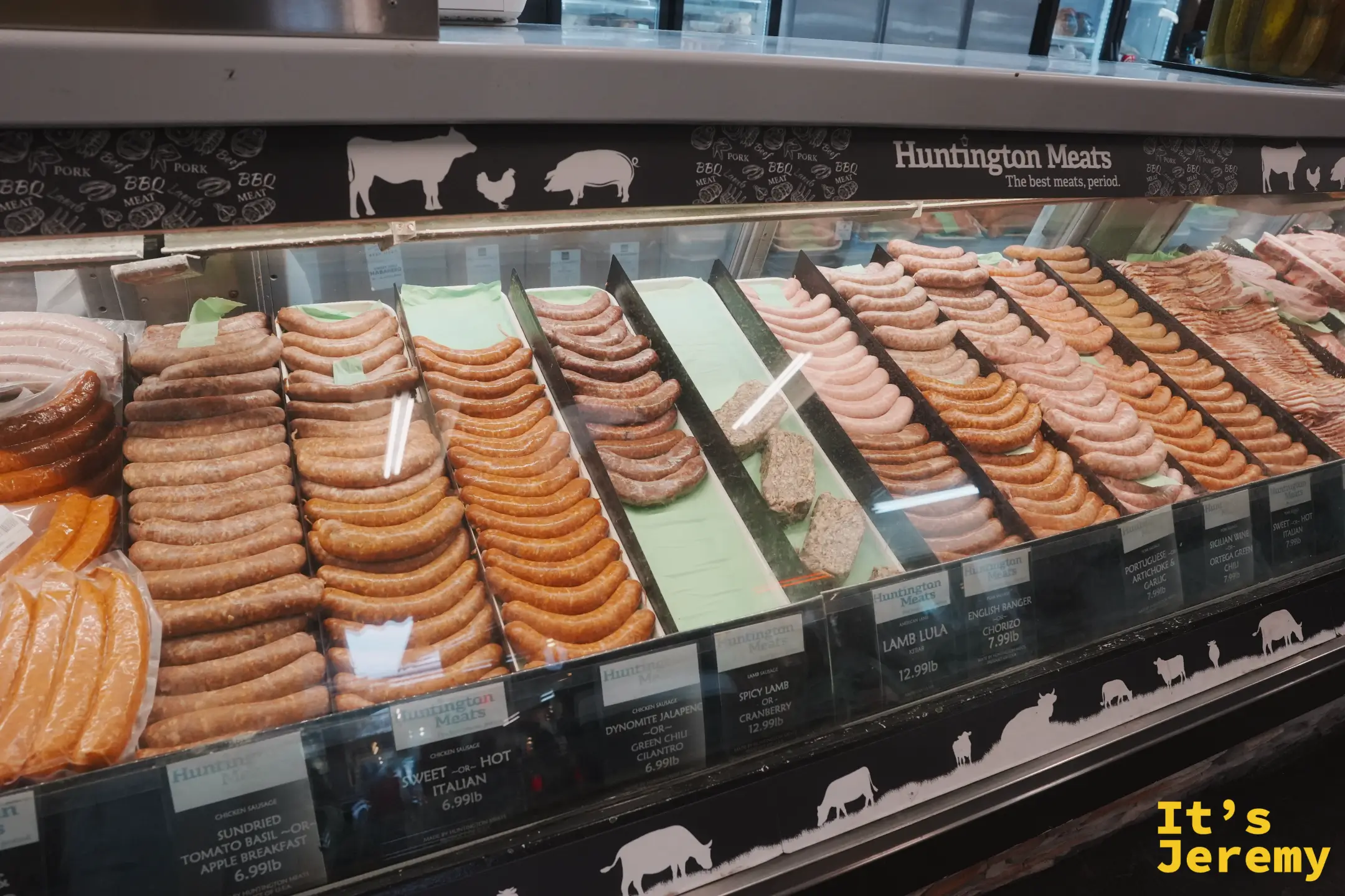 Huntington Meats 肉舖冷藏櫃裡依口味排列的各式自製香腸
