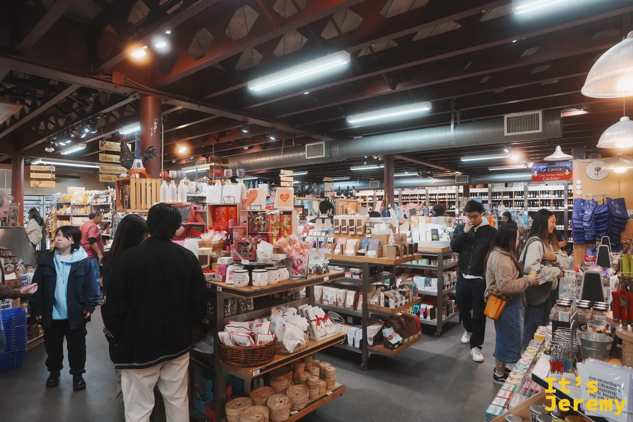 Farmers Market 雜貨鋪內擺滿橄欖油、堅果與各國商品的貨架