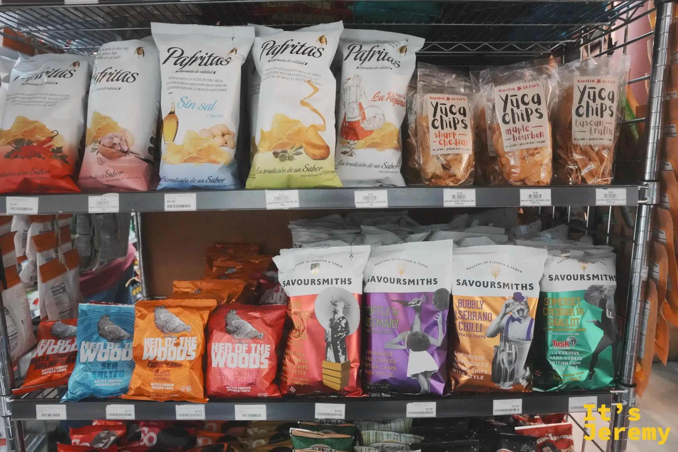 進口零食貨架上的西班牙 Pafritas、Yuca Chips 與英國 Savoursmiths 洋芋片