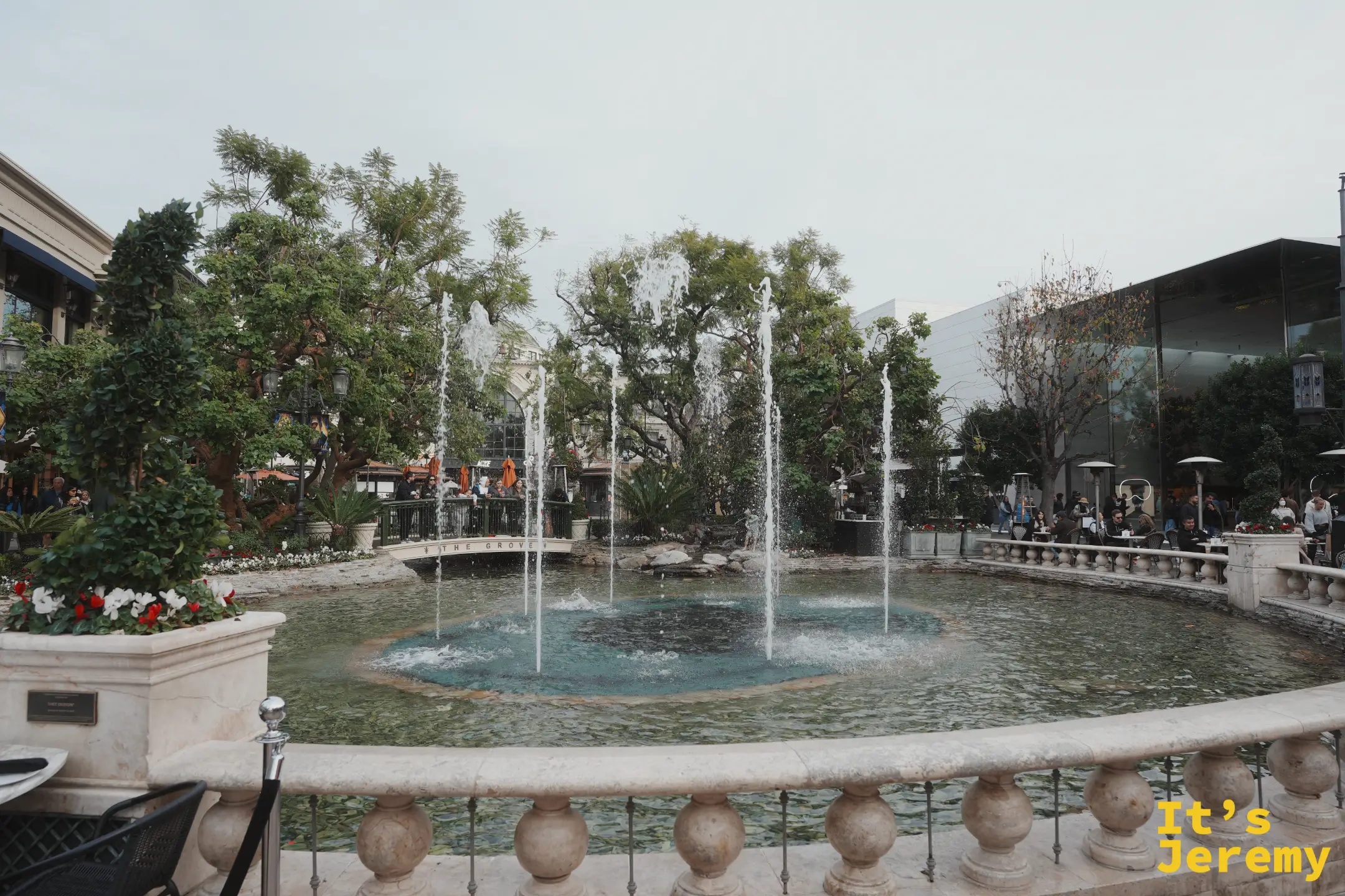 The Grove 園區正中央會隨音樂舞動的噴泉與環繞的白色石欄花圃