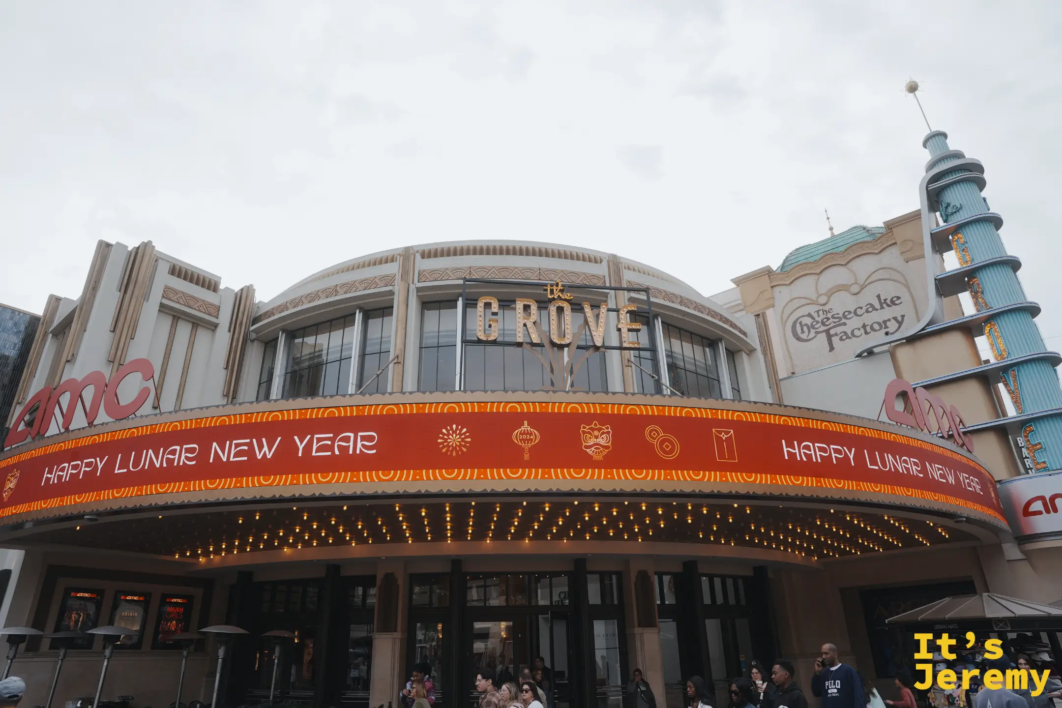 The Grove AMC 戲院打上紅底金字 HAPPY LUNAR NEW YEAR 的跑馬燈