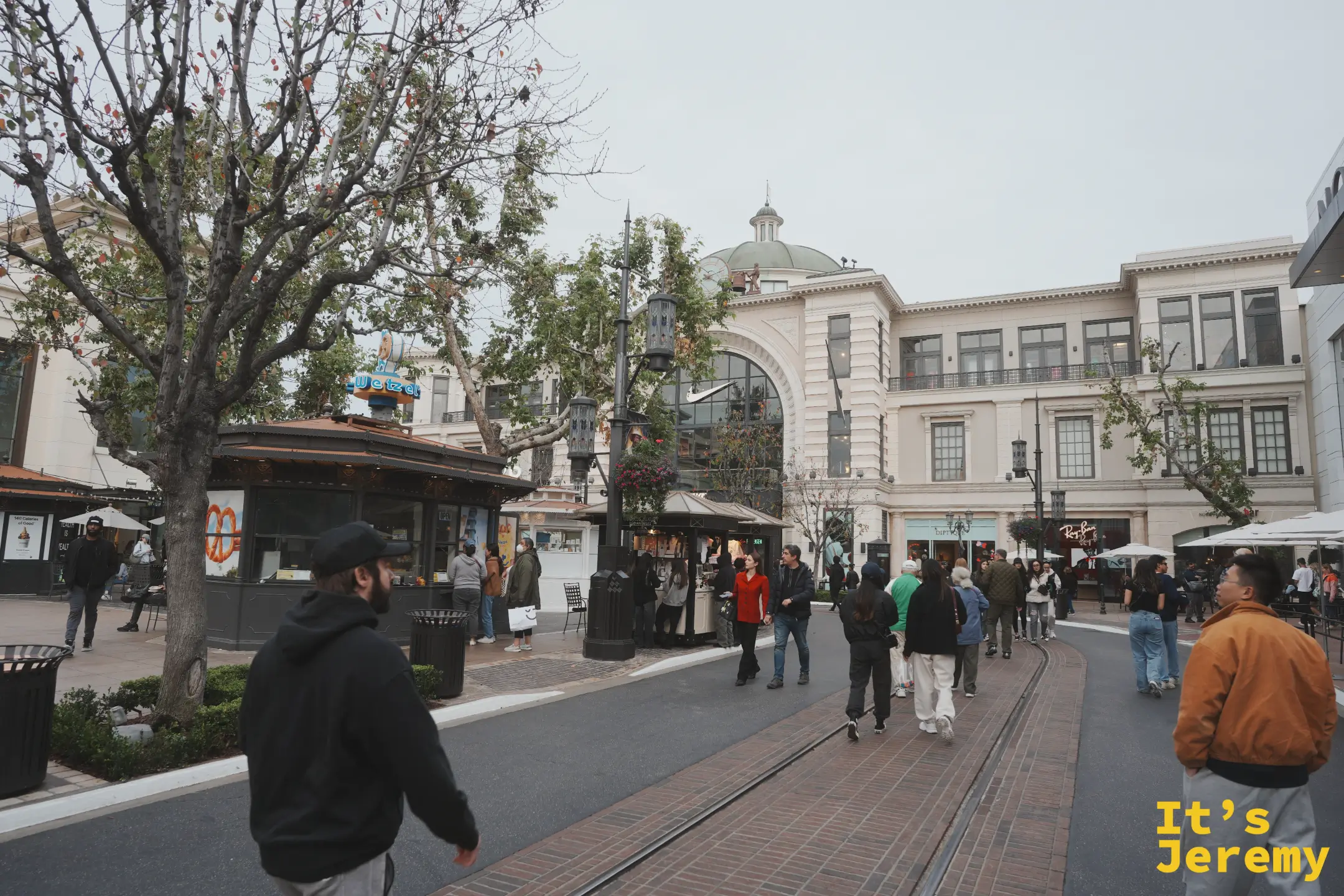 The Grove 主街掛著金色大扭結招牌的 Wetzel