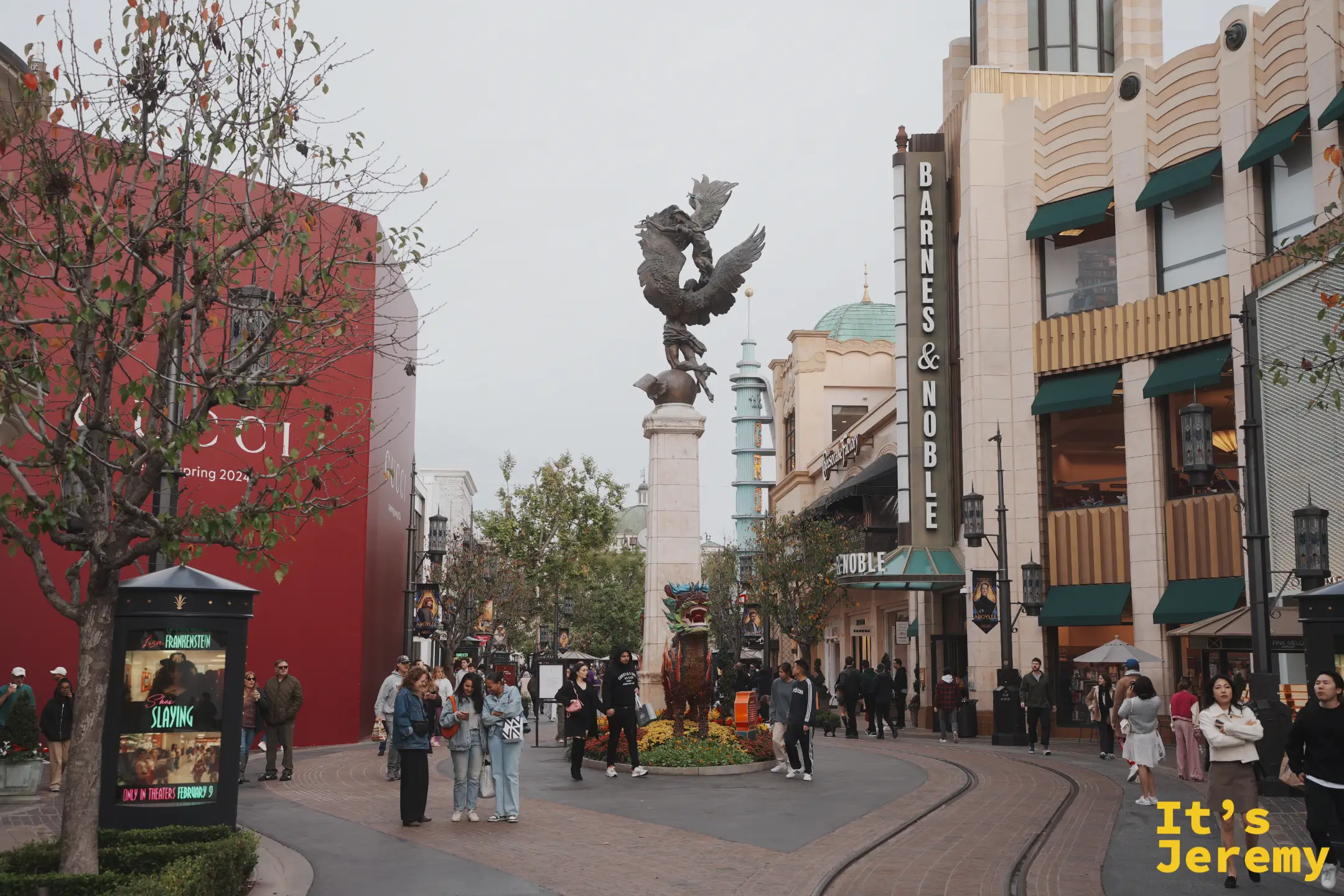 The Grove 主街上展翅的青銅雕像與 Barnes & Noble 書店