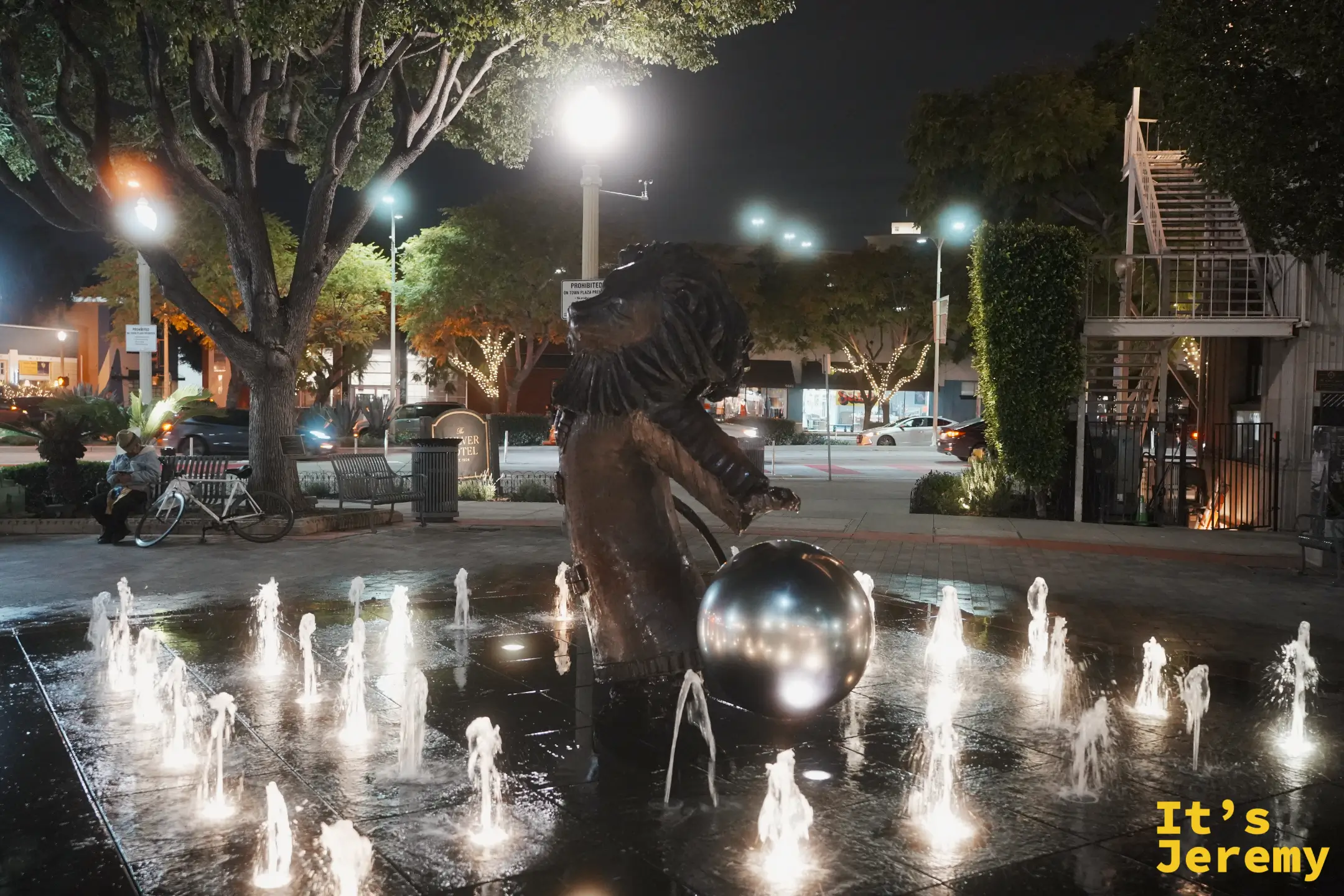 Culver City 街邊入夜點亮的噴泉廣場與雕像
