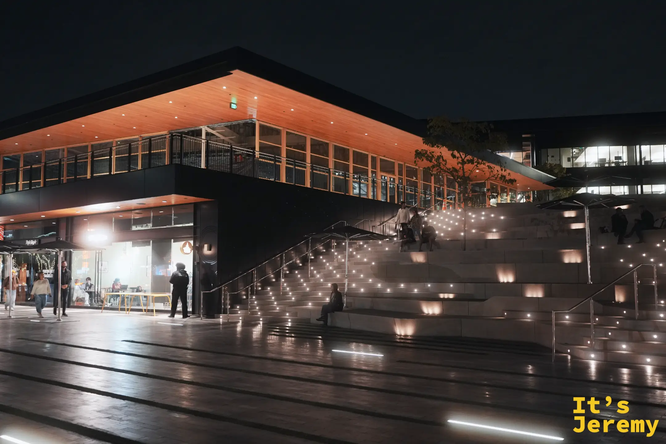 入夜後 Culver Steps 木質天花板的建築與鋪滿燈光的大階梯