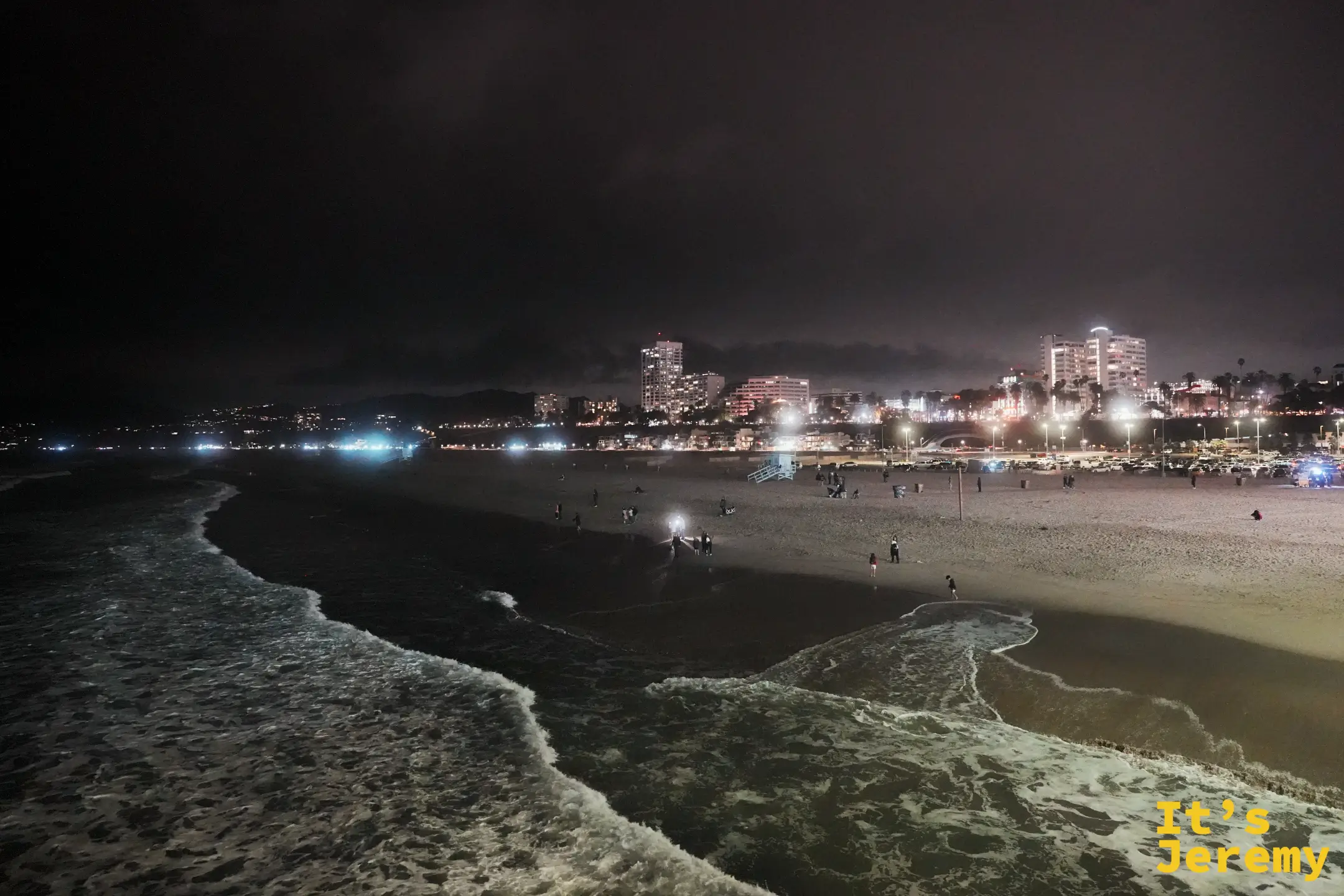 從棧橋望向夜裡的聖塔莫尼卡沙灘與海岸城市燈火