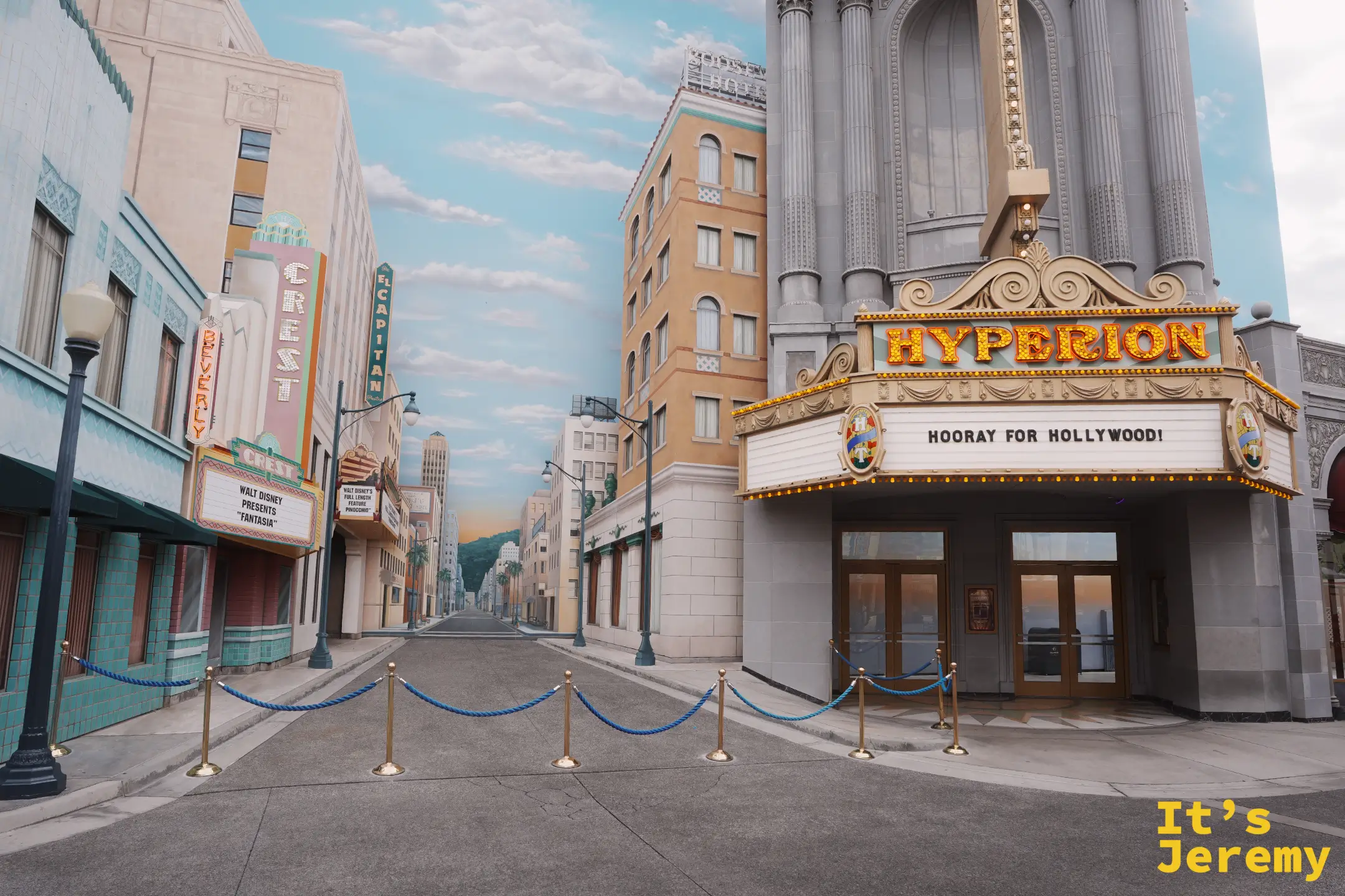 Hyperion 劇院金色 marquee 招牌與後方強制透視的彩繪街景