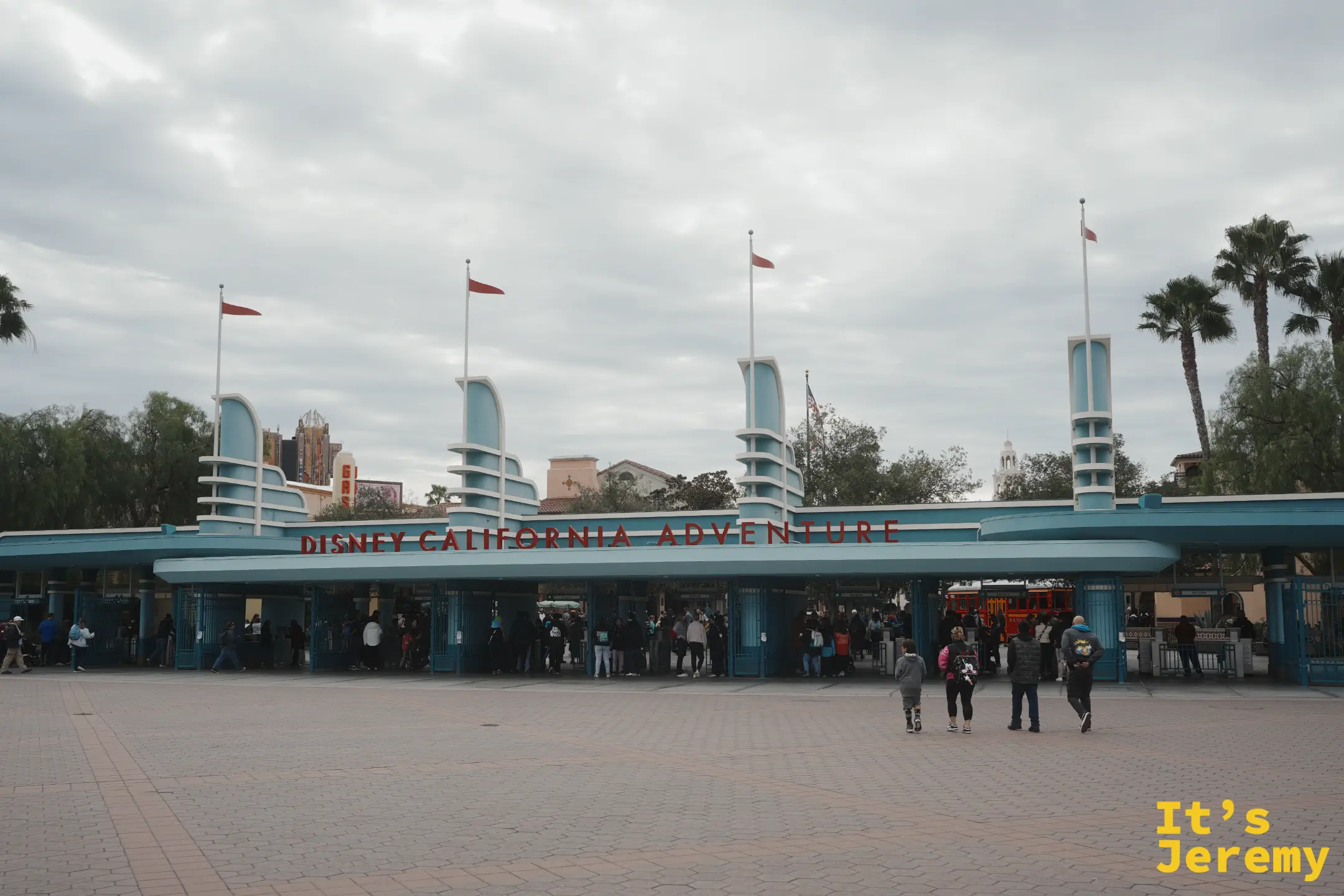 加州冒險樂園入口的水藍色 Art Deco 招牌 DISNEY CALIFORNIA ADVENTURE