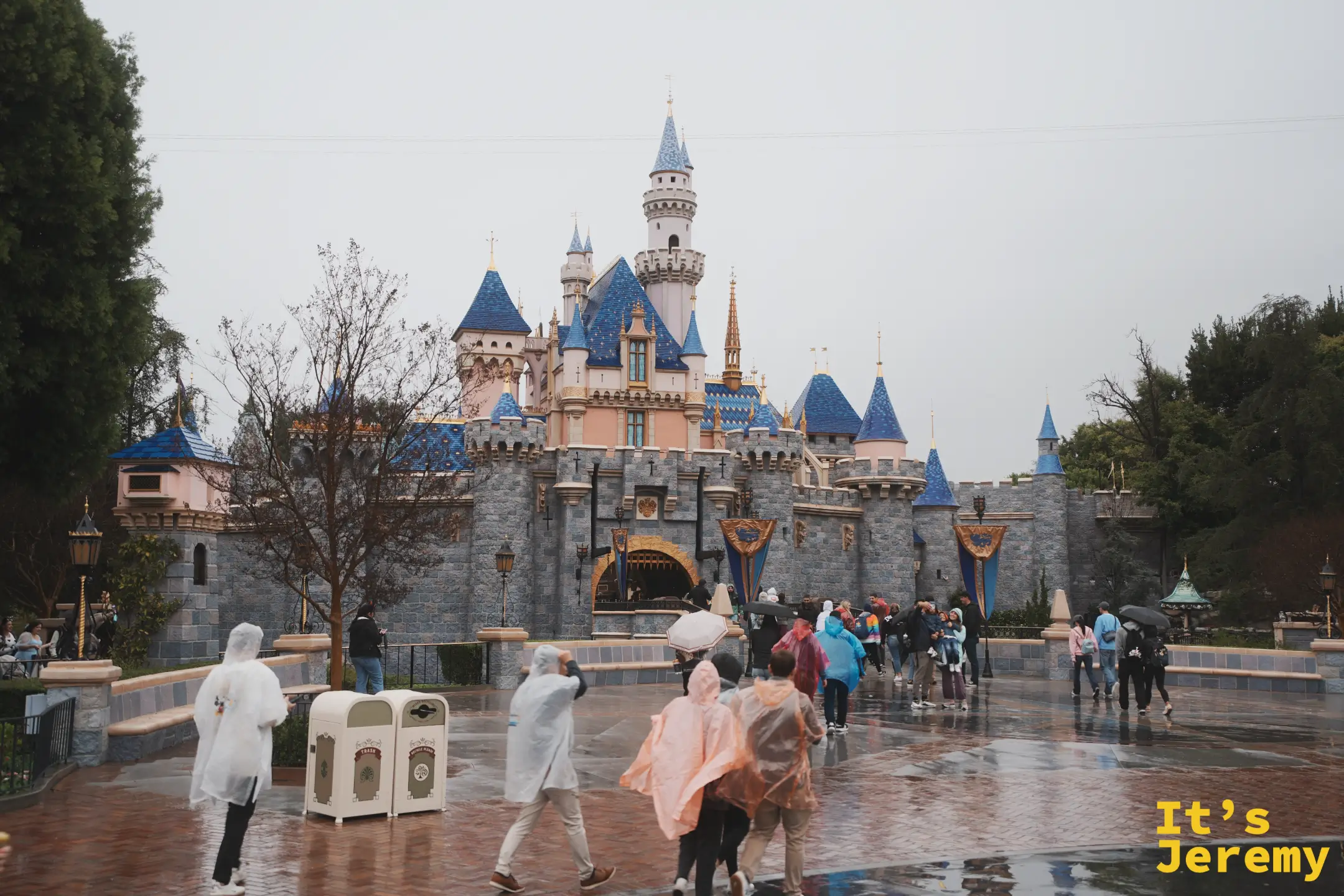 雨中的睡美人城堡，廣場上滿是穿透明雨衣的遊客