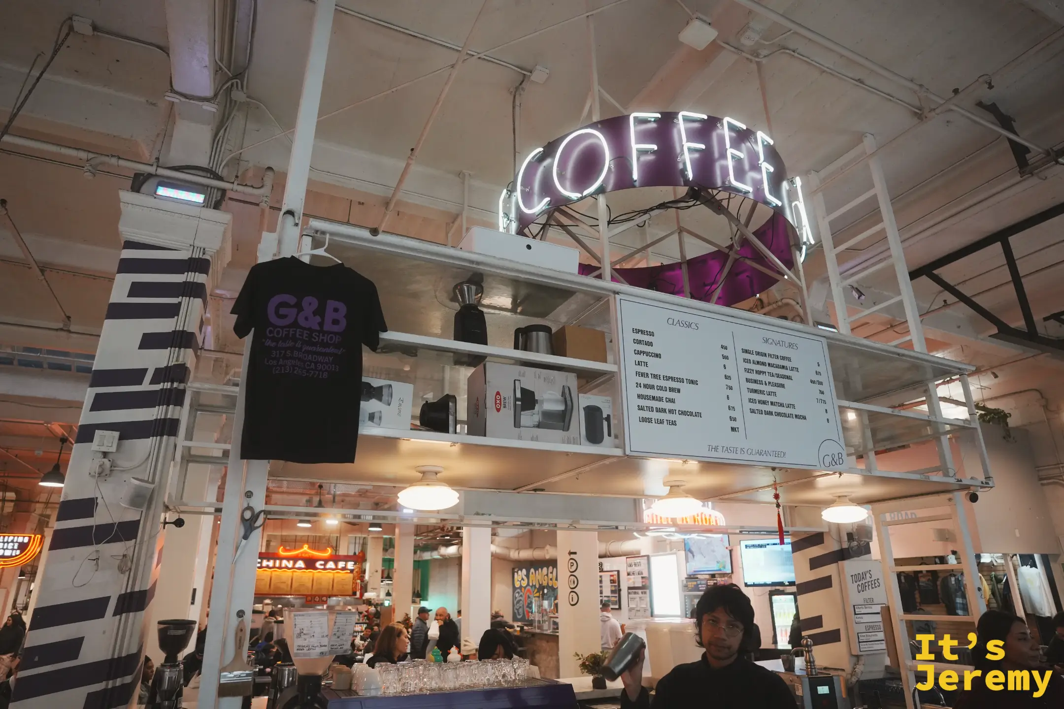G&B Coffee 吧檯，紫色 COFFEE 霓虹招牌與 menu、掛著的 T 恤
