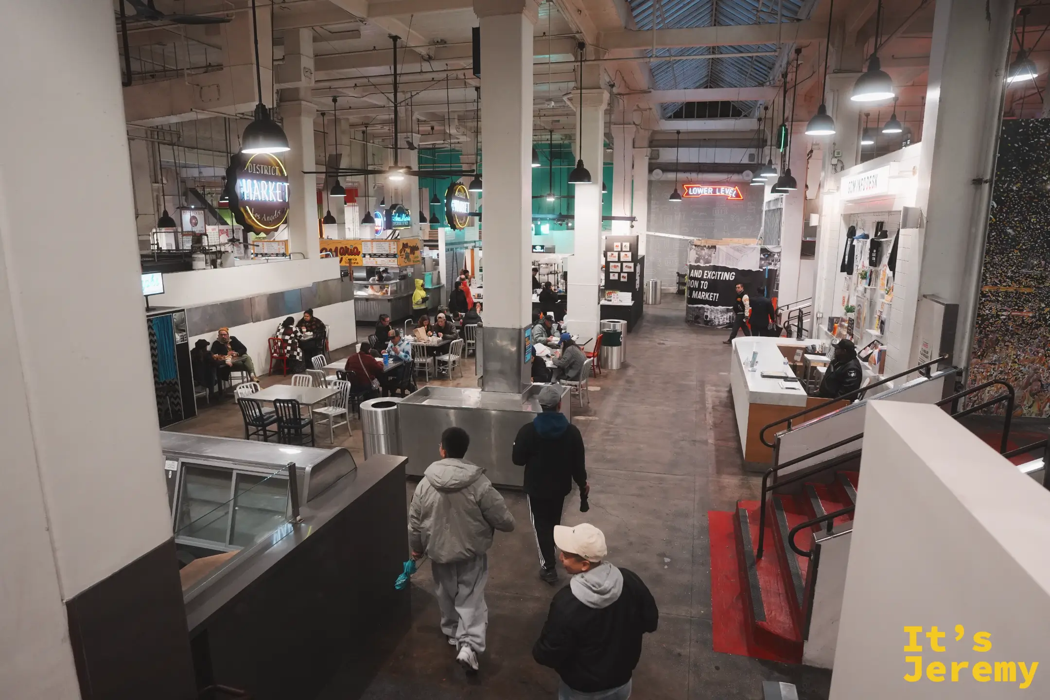 Grand Central Market 上層俯瞰，可見 District Market 霓虹招牌與樓下用餐人群