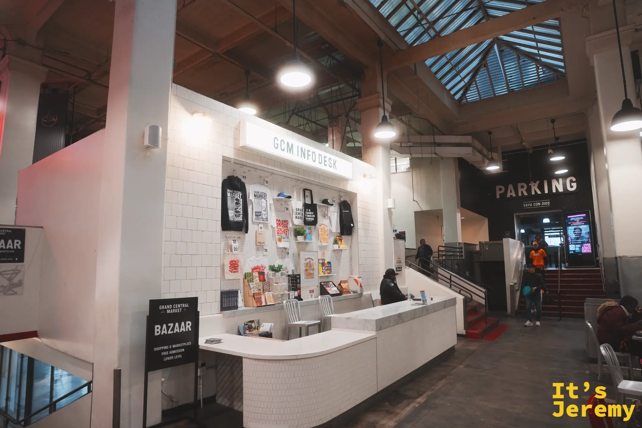 Grand Central Market 白色磁磚的 GCM Info Desk 服務台與後方 PARKING 入口
