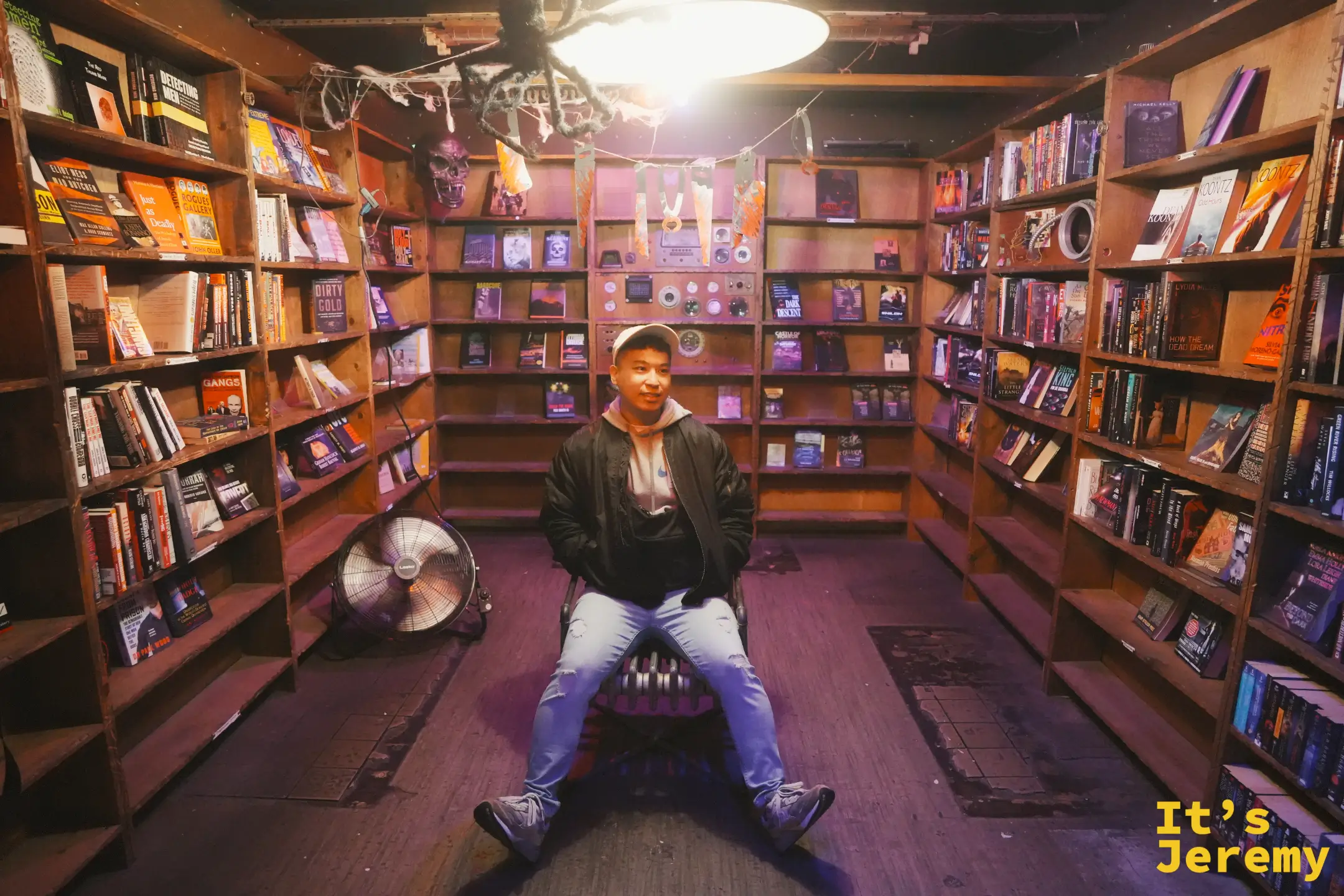 The Last Bookstore 的恐怖驚悚書房間，四面書架擺滿驚悚小說，紫紅燈光與骷髏道具