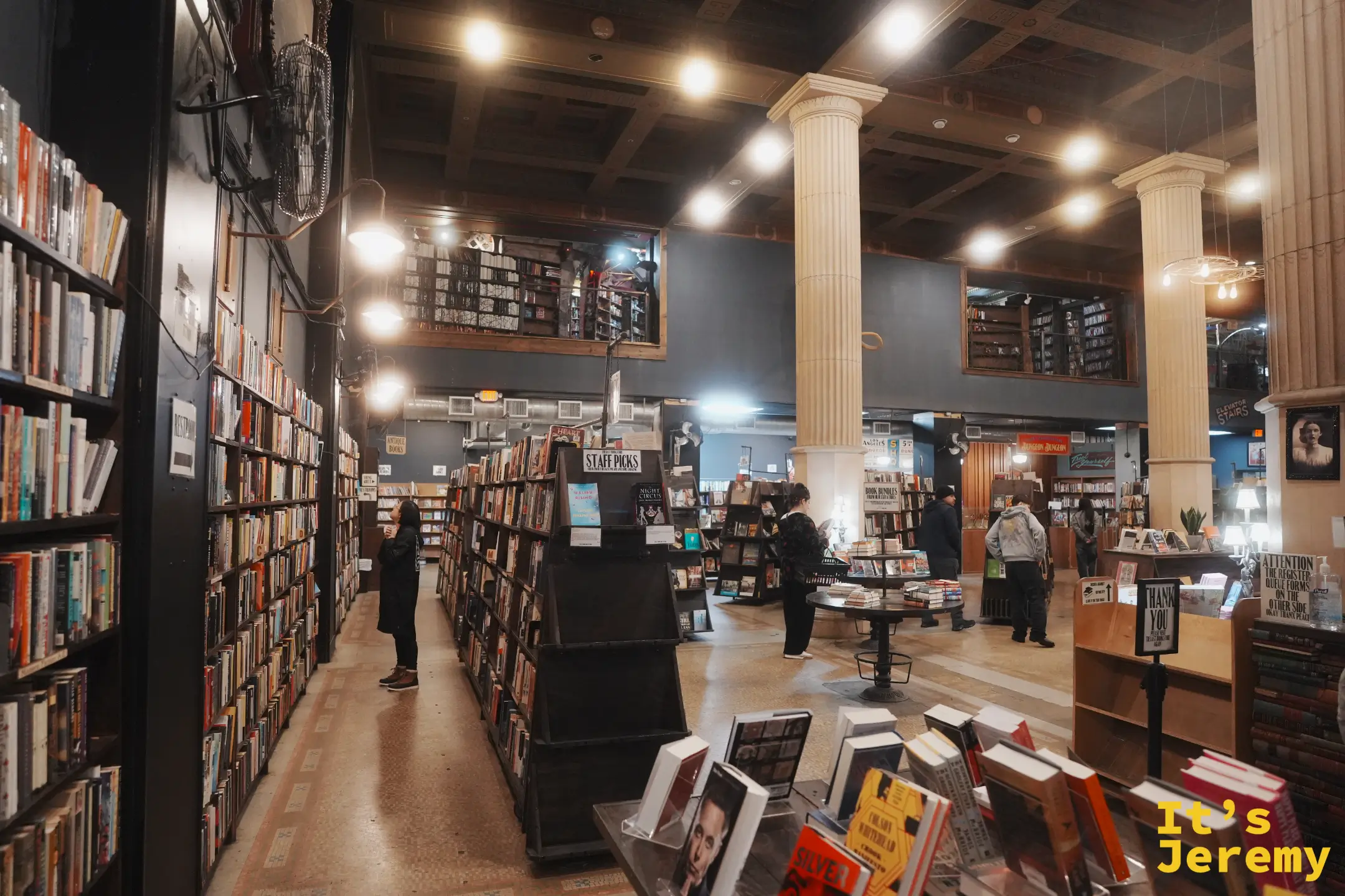 The Last Bookstore 一樓主廳，古典圓柱、STAFF PICKS 選書桌與挑高天花板